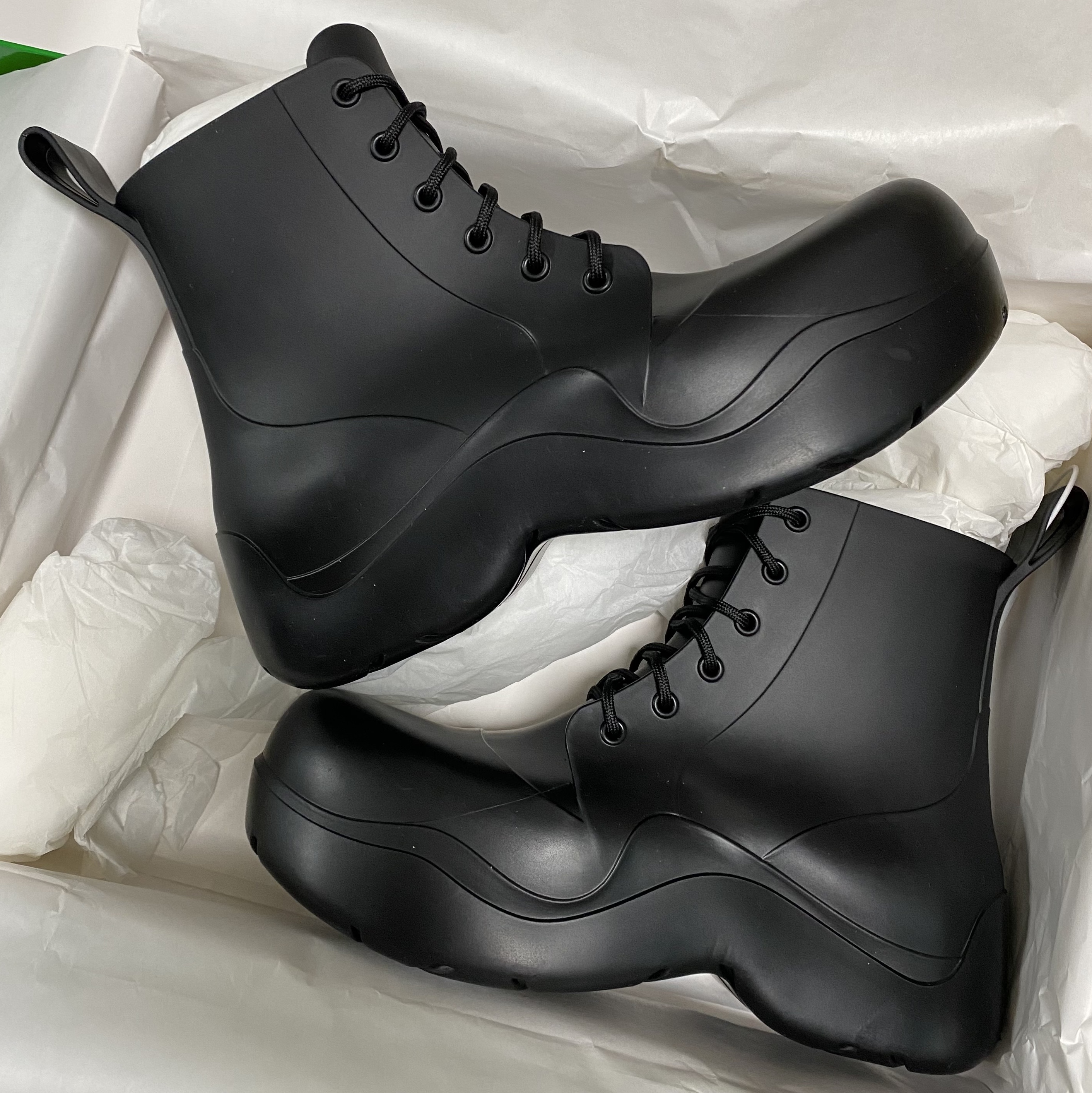 Bottega Veneta Puddle Lace-Up Ankle Boots Black 착용 스타일