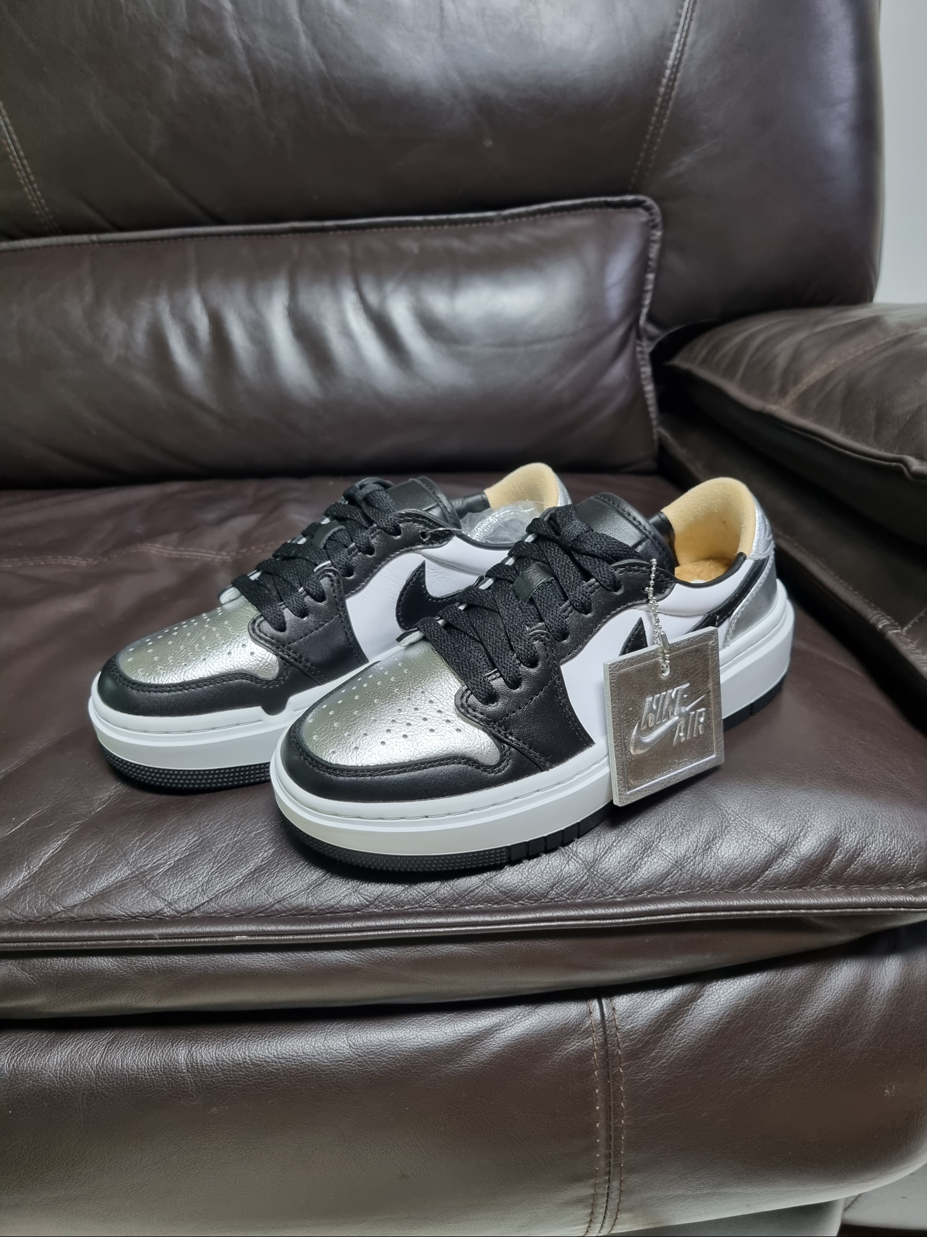 (W) Jordan 1 Elevate Low SE Metallic Silver 착용 스타일 - 1