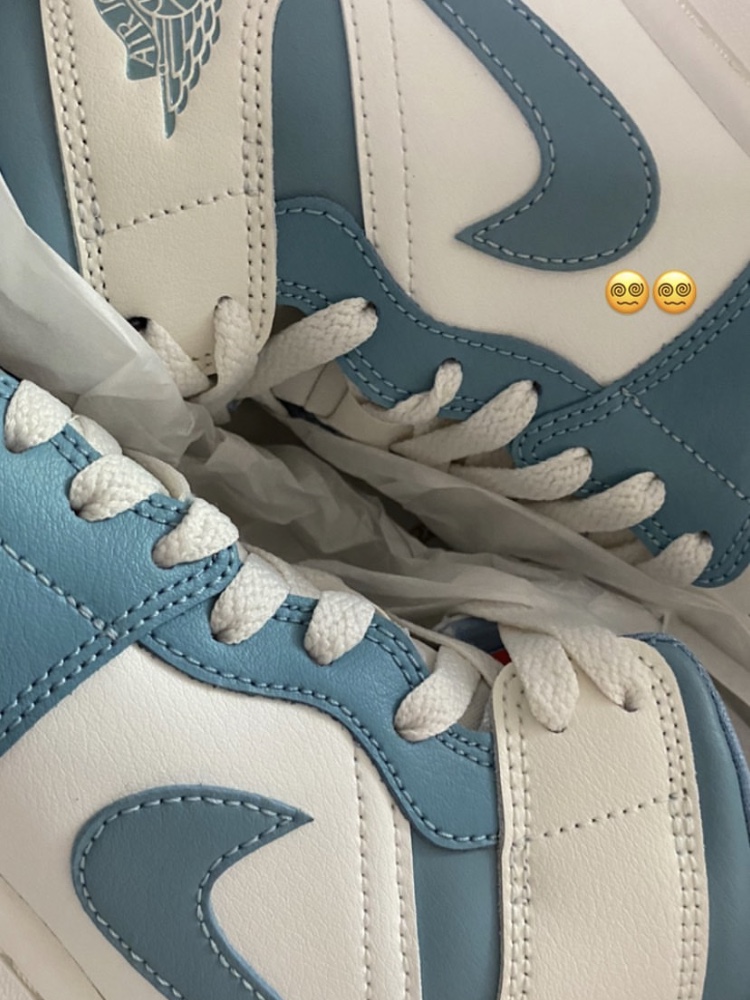 (W) Jordan 1 Mid Sail and Worn Blue 착용 스타일