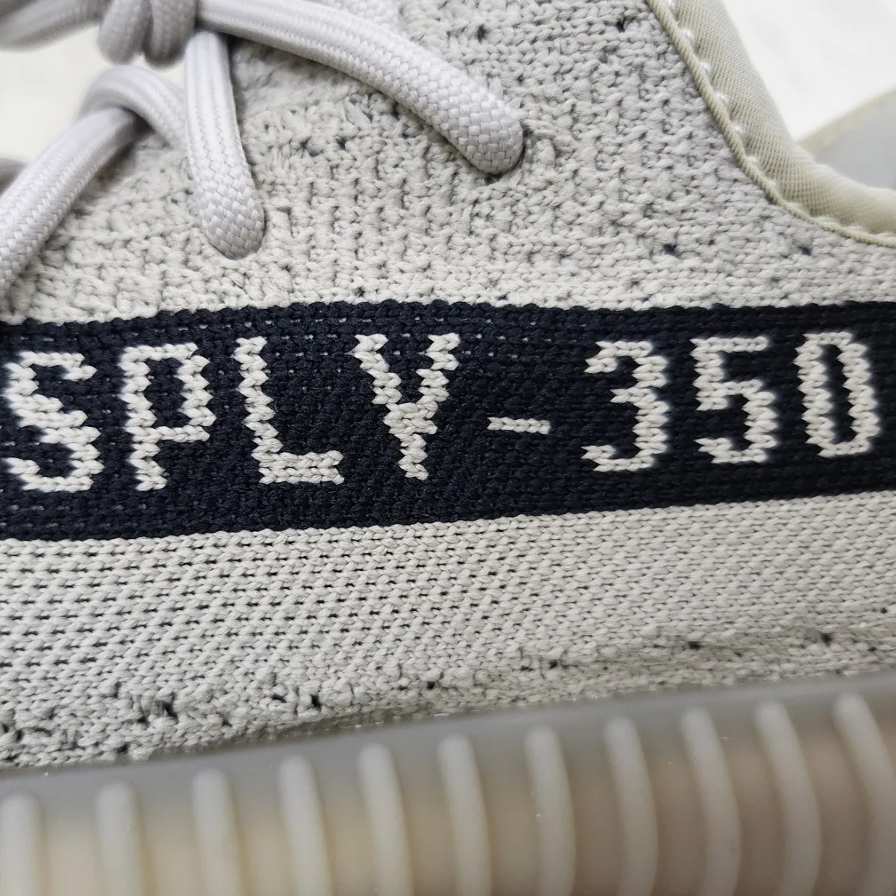 Adidas Yeezy Boost 350 V2 Slate Core Black 2022/2023 착용 스타일 - 3