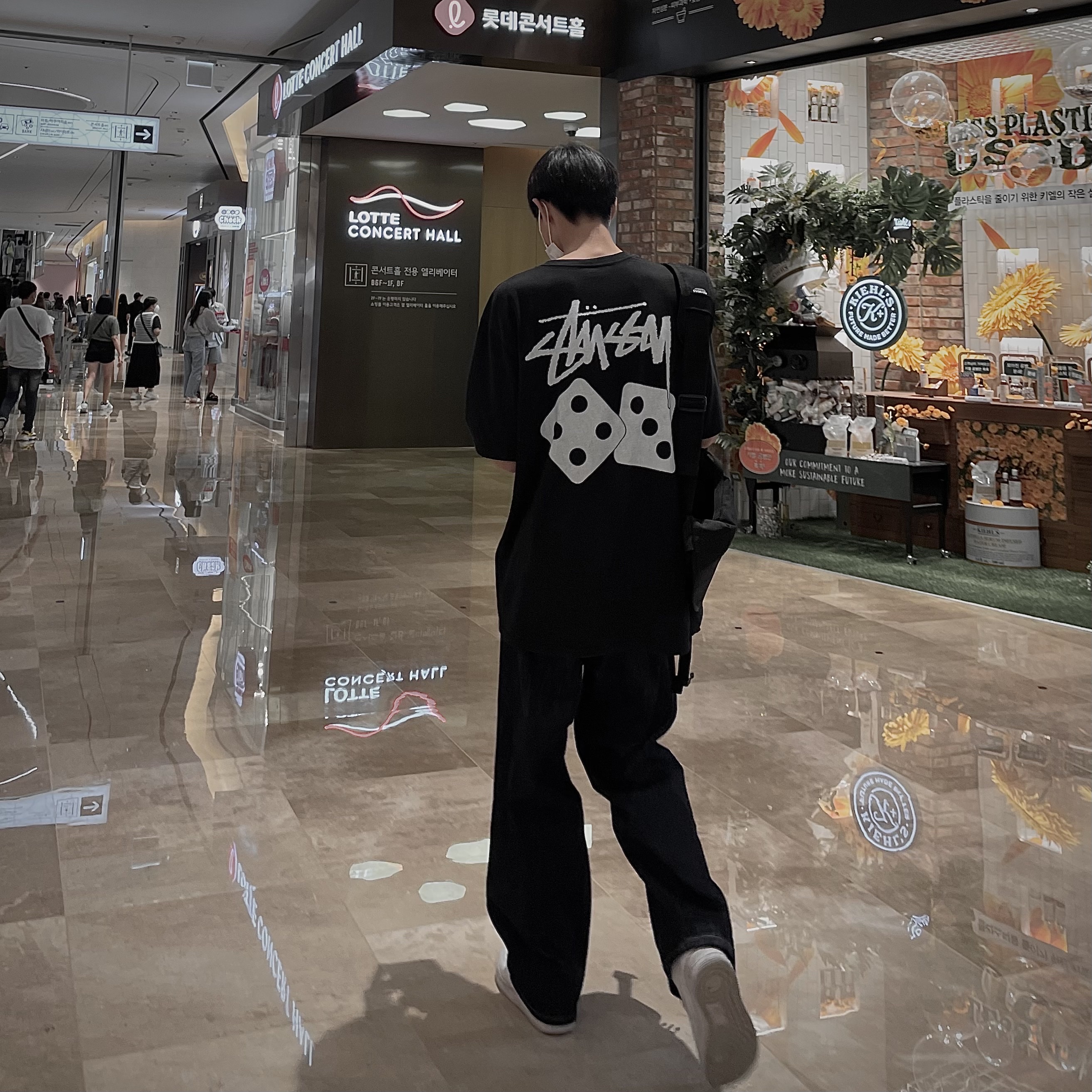 Stussy Dice Pigment Dyed T-Shirt Black 2023, Nike x Supreme Air Force 1 Low White 착용 스타일