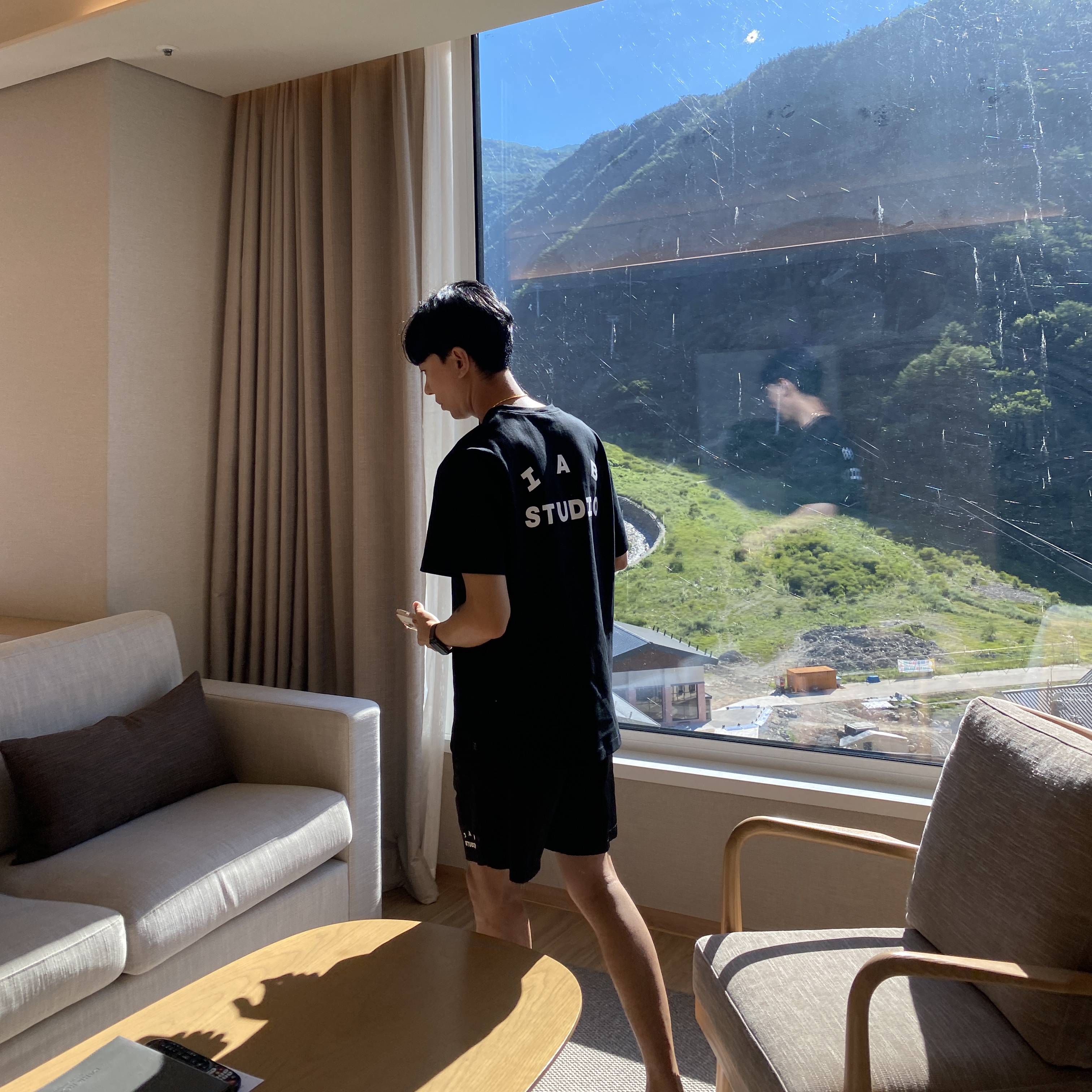 IAB Studio Woven Shorts Black, IAB Studio Black Glow T-Shirt 착용 스타일