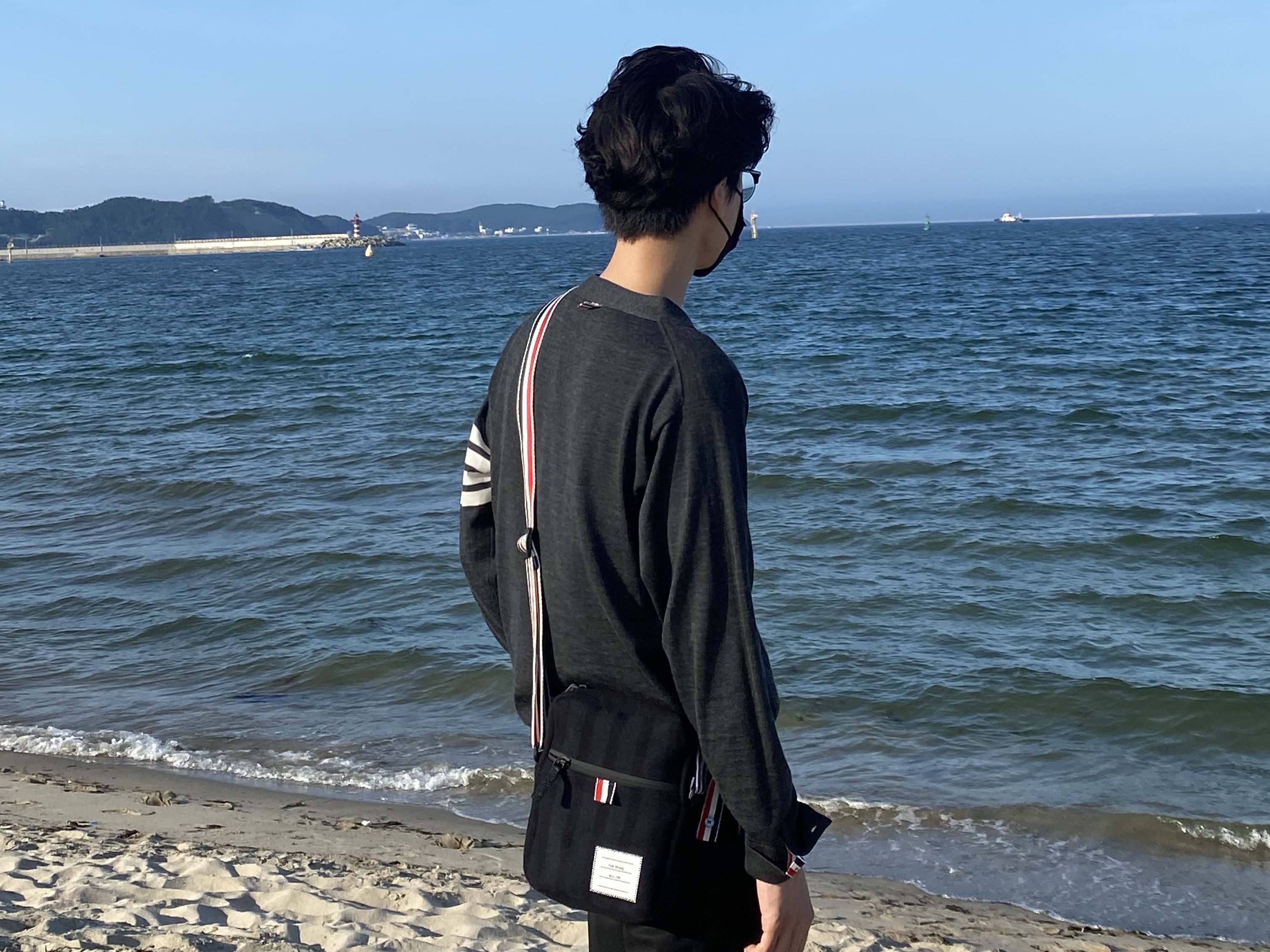 Thom Browne Sustainable Fine Merino Wool 4-Bar Classic Cardigan Dark Grey, Thom Browne Double Face Melton 4-Bar Stripe Strap Camera Bag Black 착용 스타일
