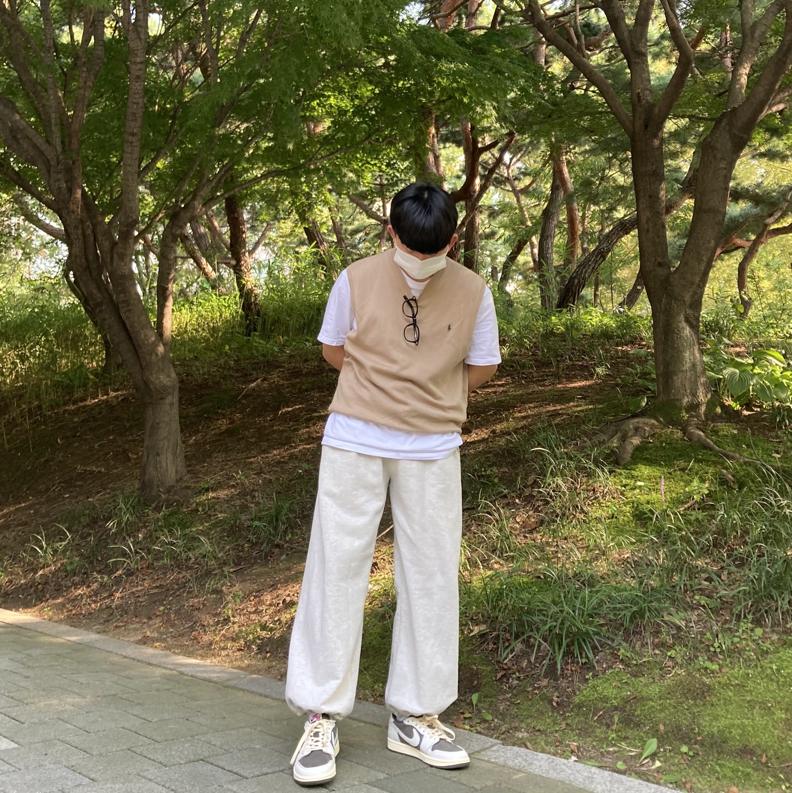Jordan 1 x Travis Scott Retro Low OG SP Sail and Ridgerock 착용 스타일 - 2