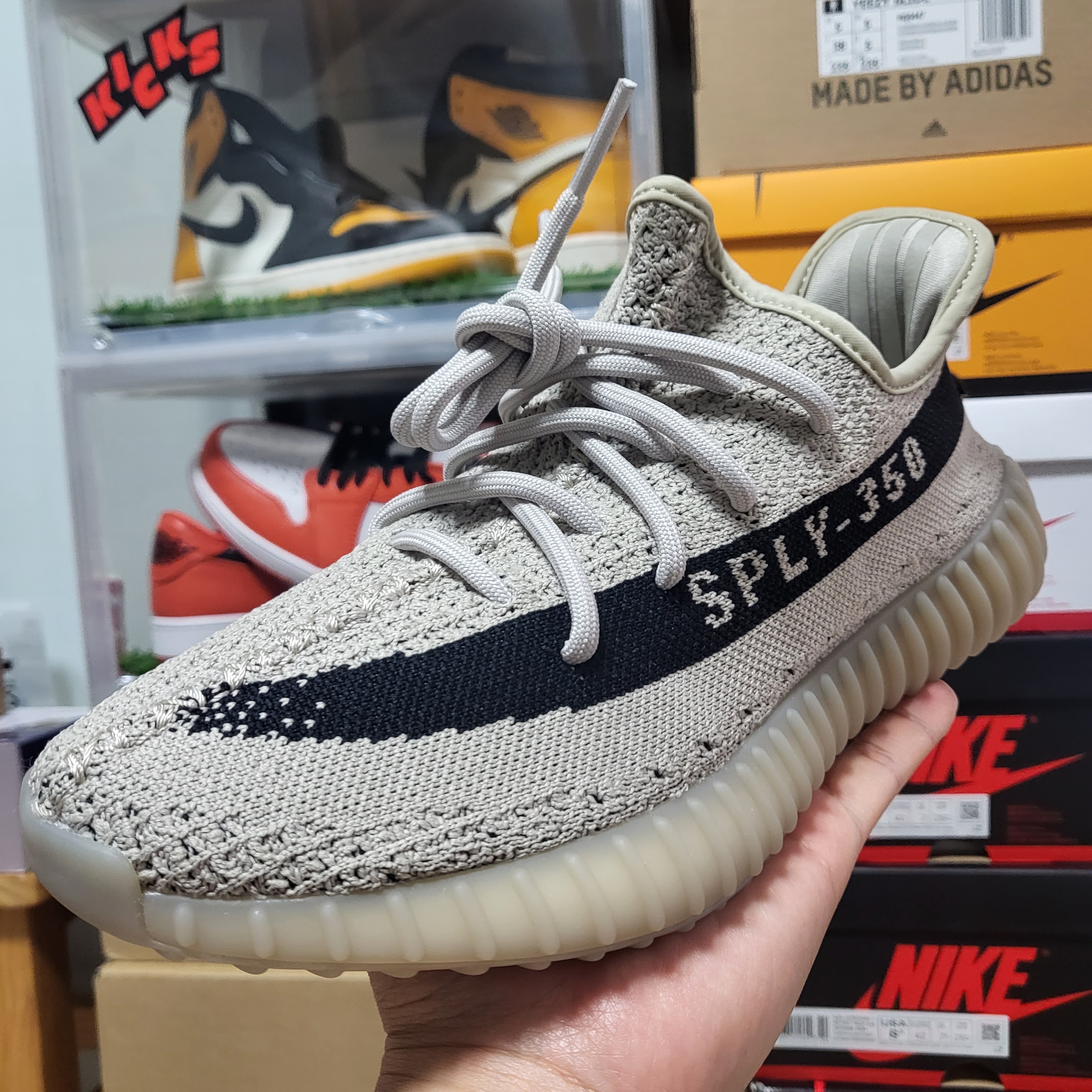 Adidas Yeezy Slide Glow Green 2022/2023, Adidas Yeezy Boost 350 V2 Slate Core Black 2022/2023 착용 스타일 - 2