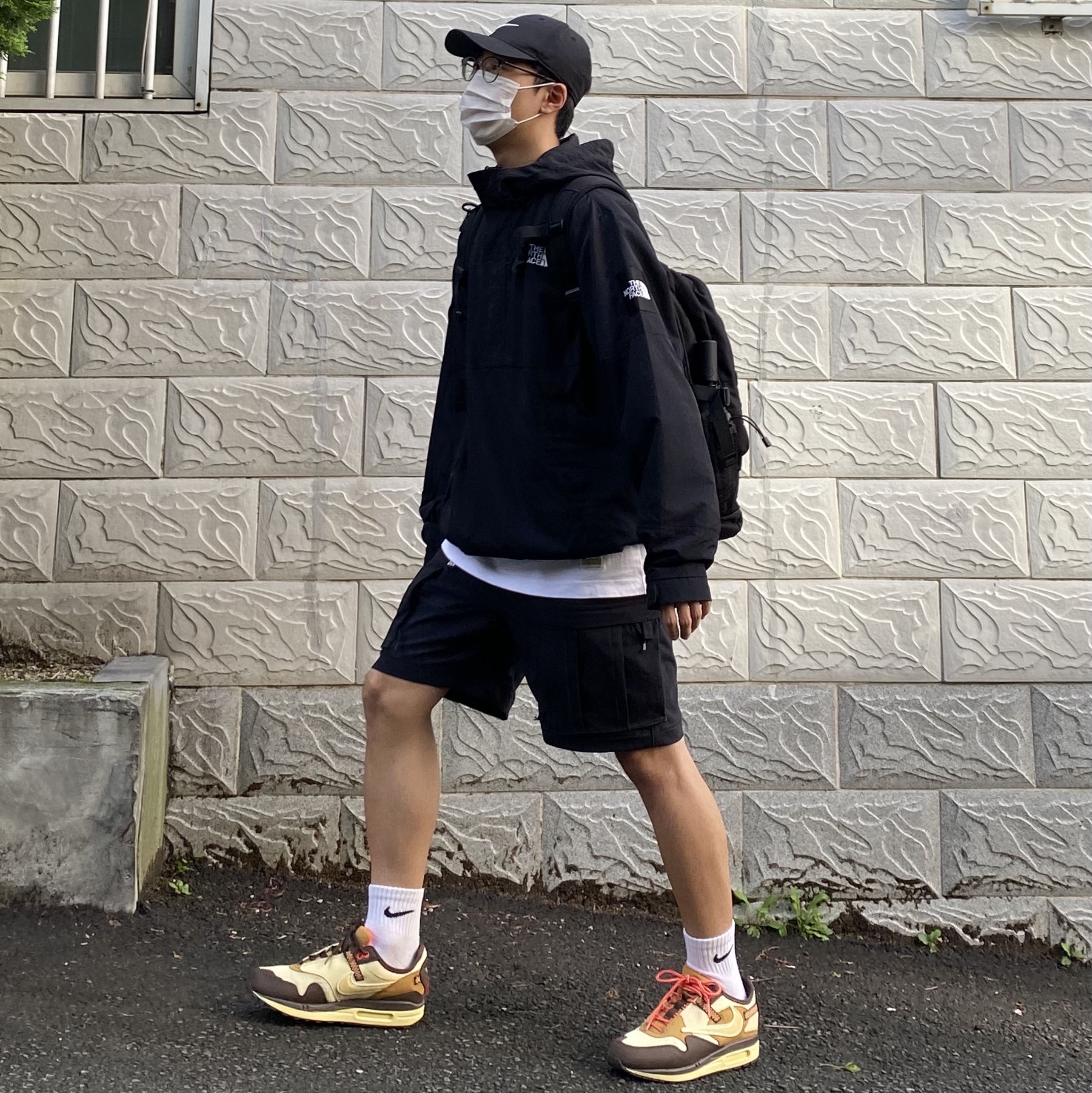 Nike x Travis Scott Air Max 1 Cact.us Brown, Nike ACG Smith Summit Cargo Pants Black Summit White - Asia 착용 스타일 - 1
