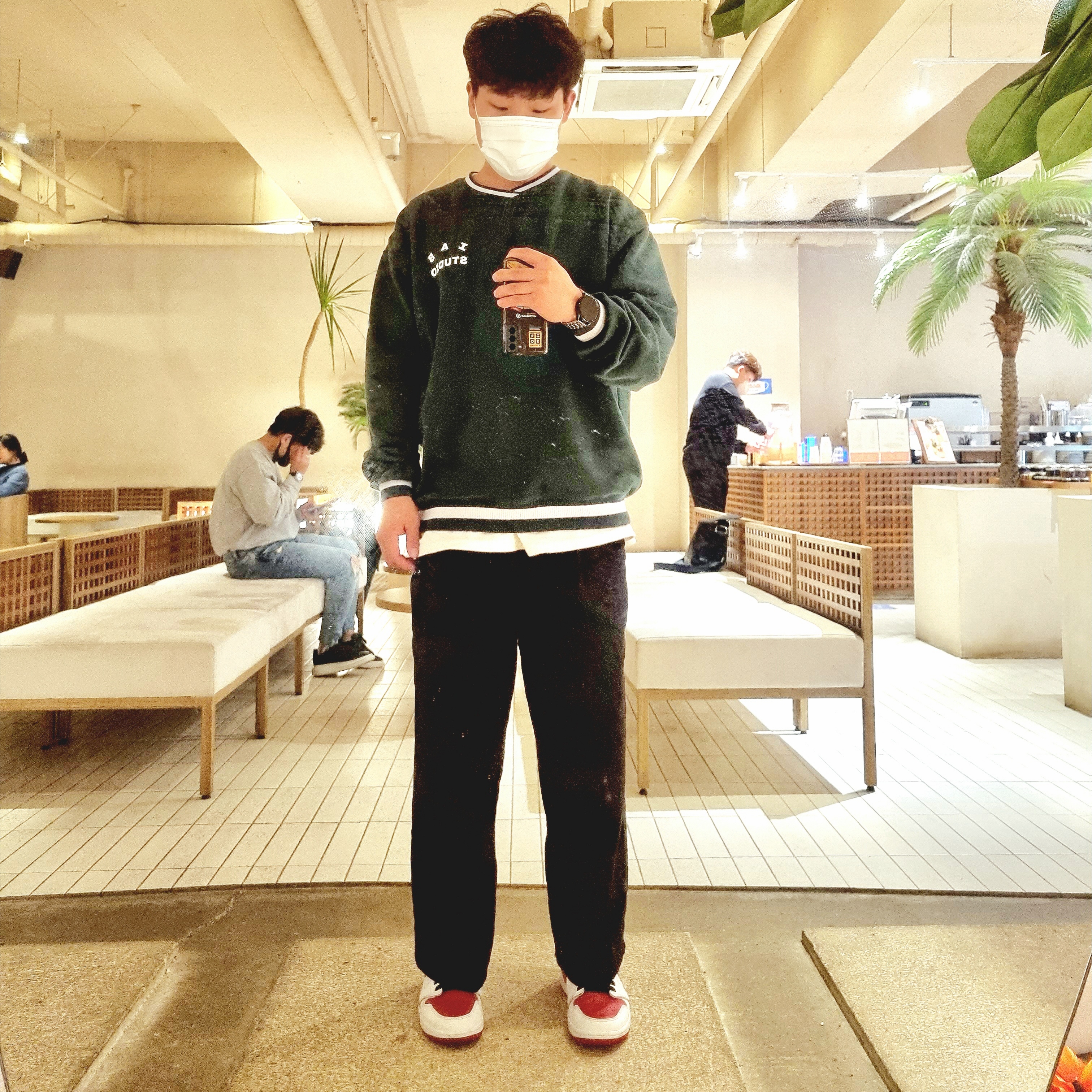 IAB Studio x Yonex Sweatshirt Green, Jordan 1 Retro High OG Heritage 착용 스타일