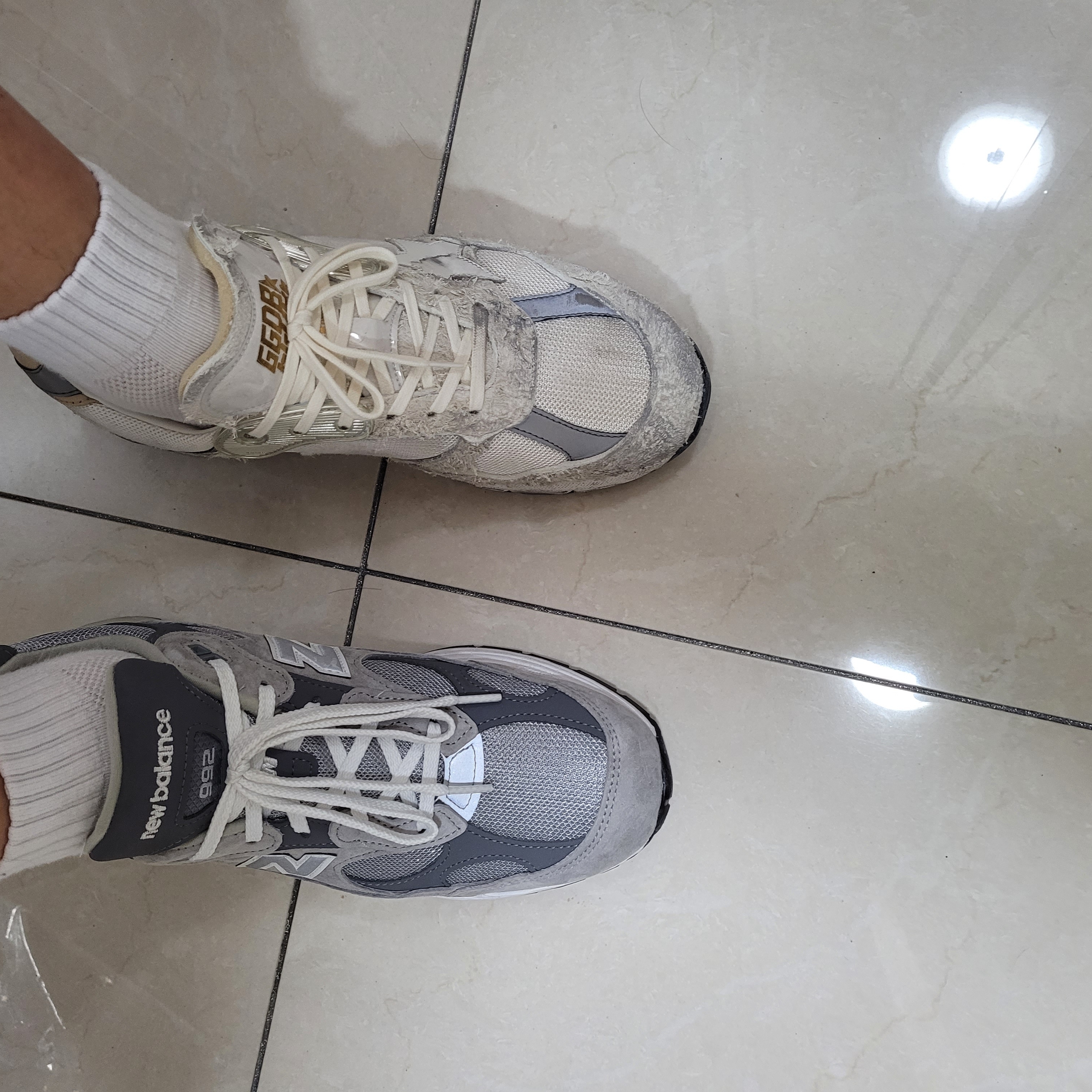 New Balance 992 Made in USA Grey - D Standard, Golden Goose Dad-Star Sneakers White Silver 착용 스타일 - 1