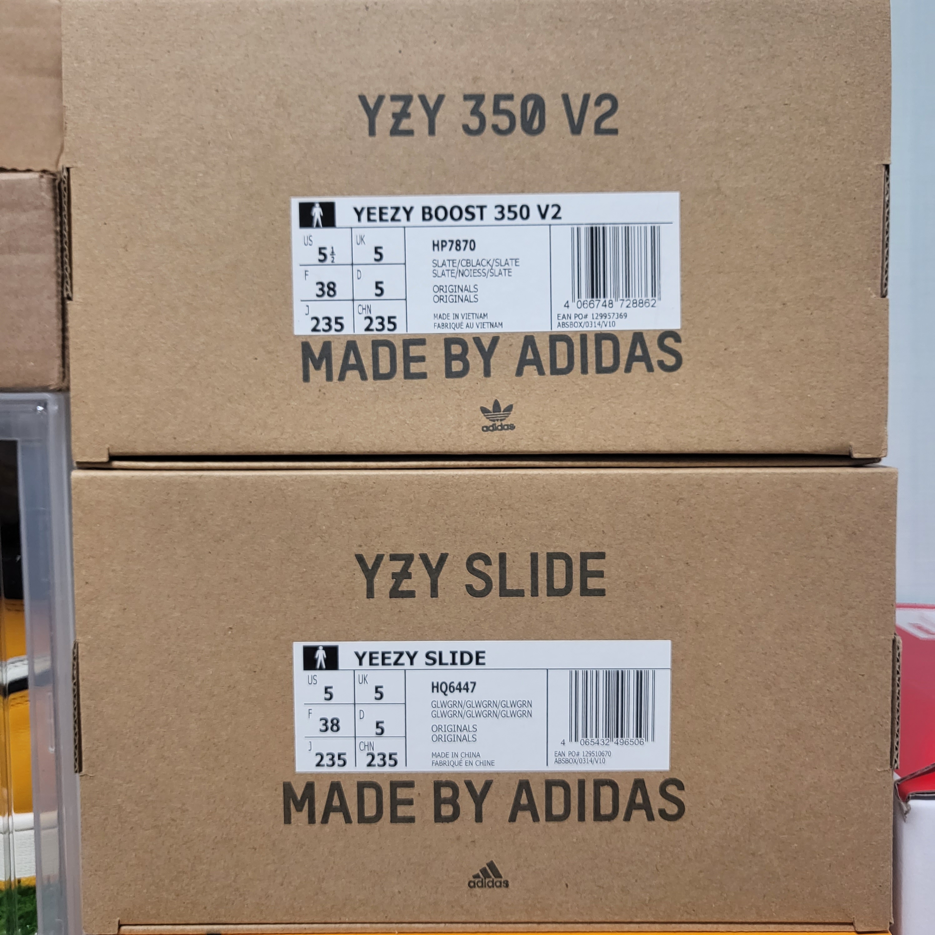 Adidas Yeezy Slide Glow Green 2022/2023, Adidas Yeezy Boost 350 V2 Slate Core Black 2022/2023 착용 스타일 - 1