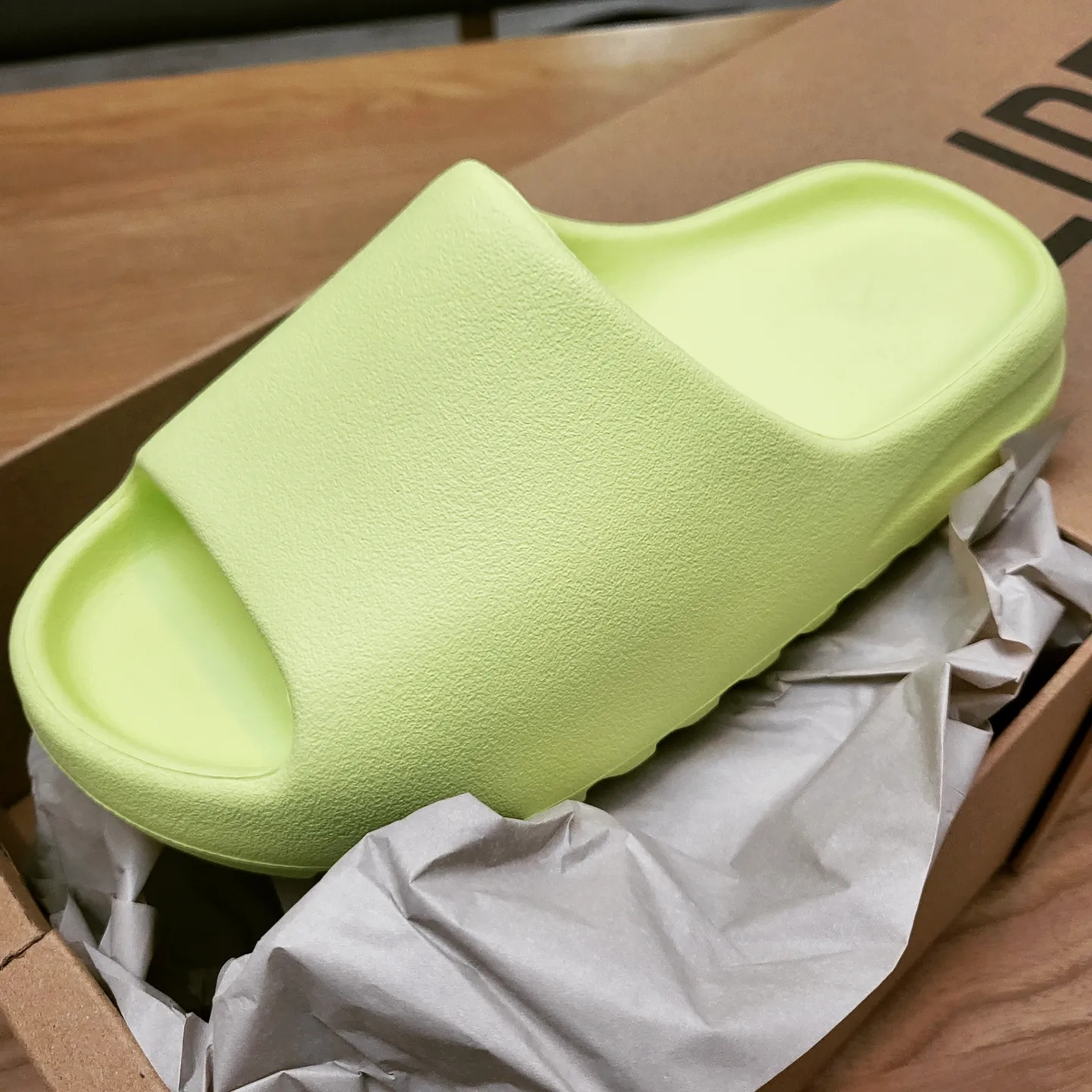 Adidas Yeezy Slide Glow Green 2022/2023, Adidas Yeezy Boost 350 V2 Slate Core Black 2022/2023 착용 스타일 - 3