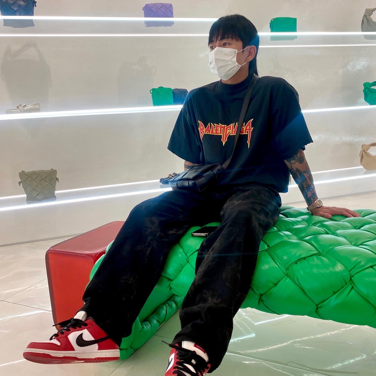 Balenciaga Metal Oversized Fit T-Shirt Black Vintage, Bottega Veneta Lambskin Leather Cassette Black 착용 스타일 - 2