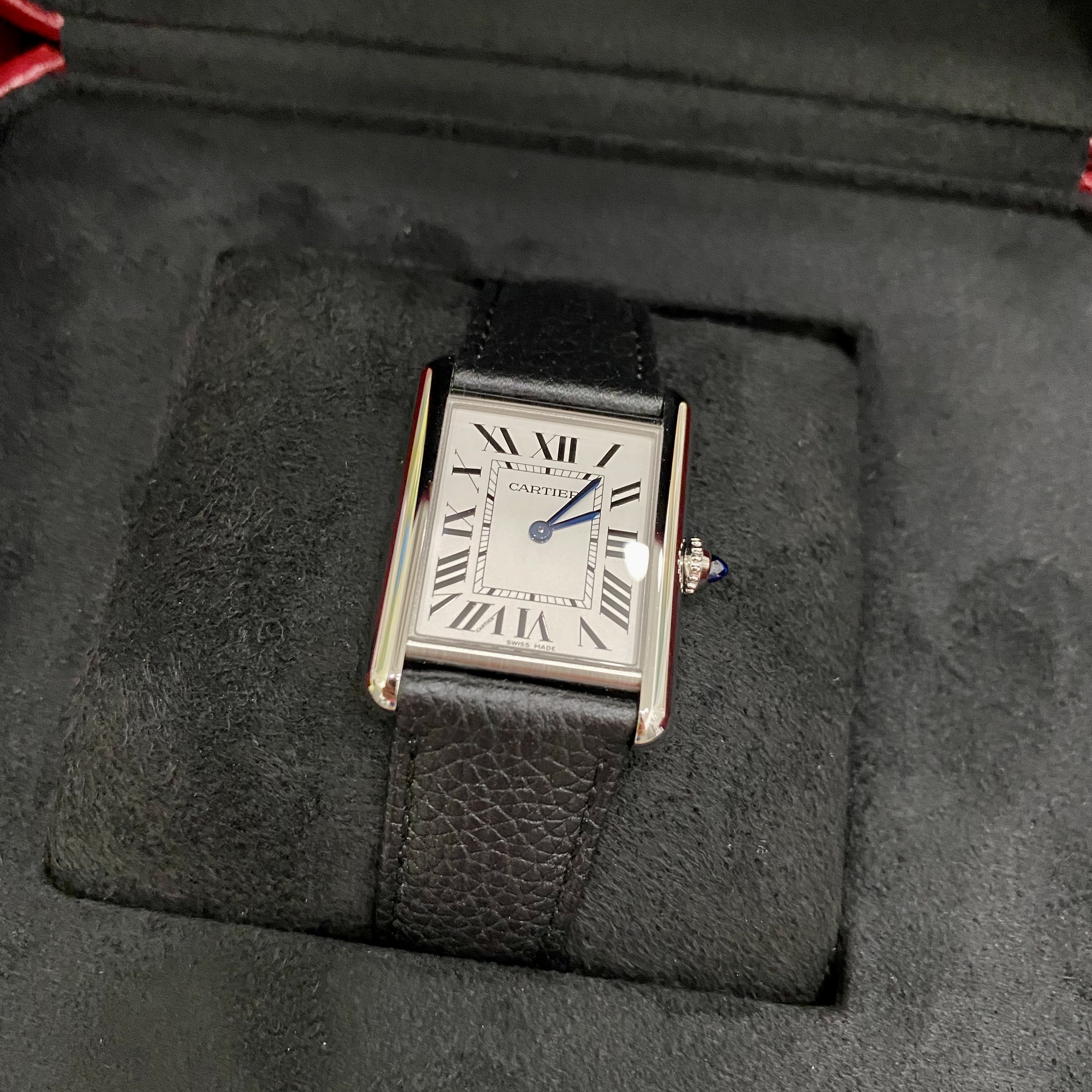 Cartier Tank Must Watch Large Quartz Steel Calfskin Black 착용 스타일
