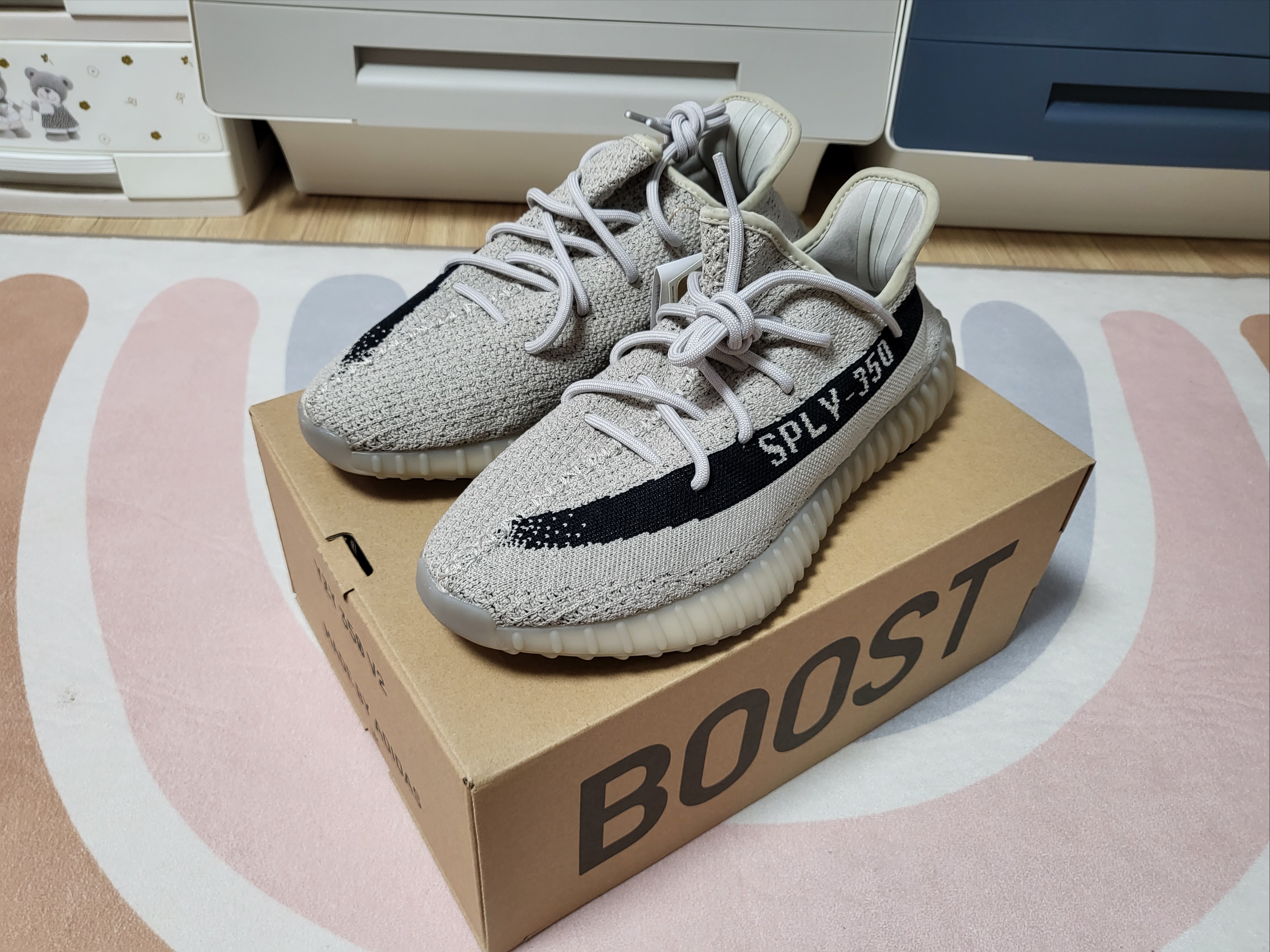 Adidas Yeezy Boost 350 V2 Slate Core Black 2022/2023 착용 스타일 - 1