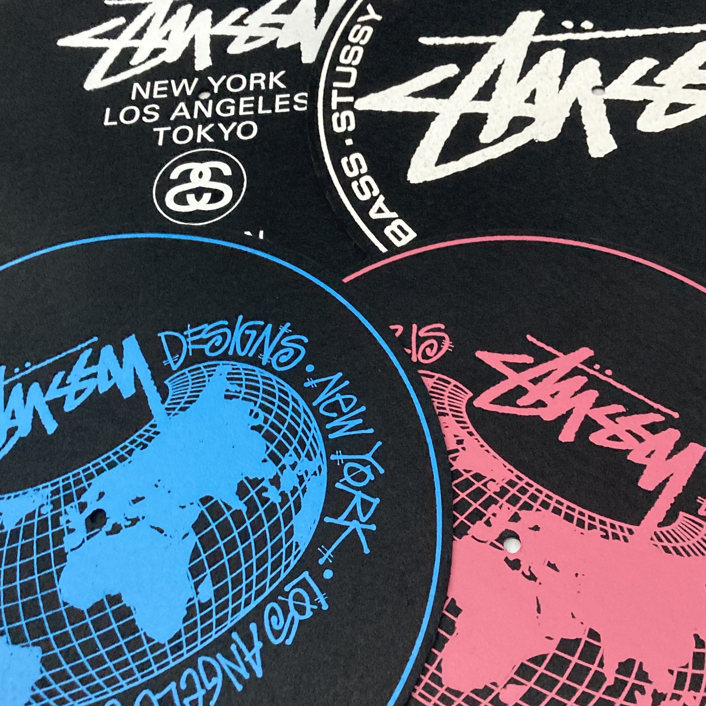 Stussy 12 Inch Post Modern Slipmats (2 Pack), Stussy World Slip Mats (2 Pack) 착용 스타일