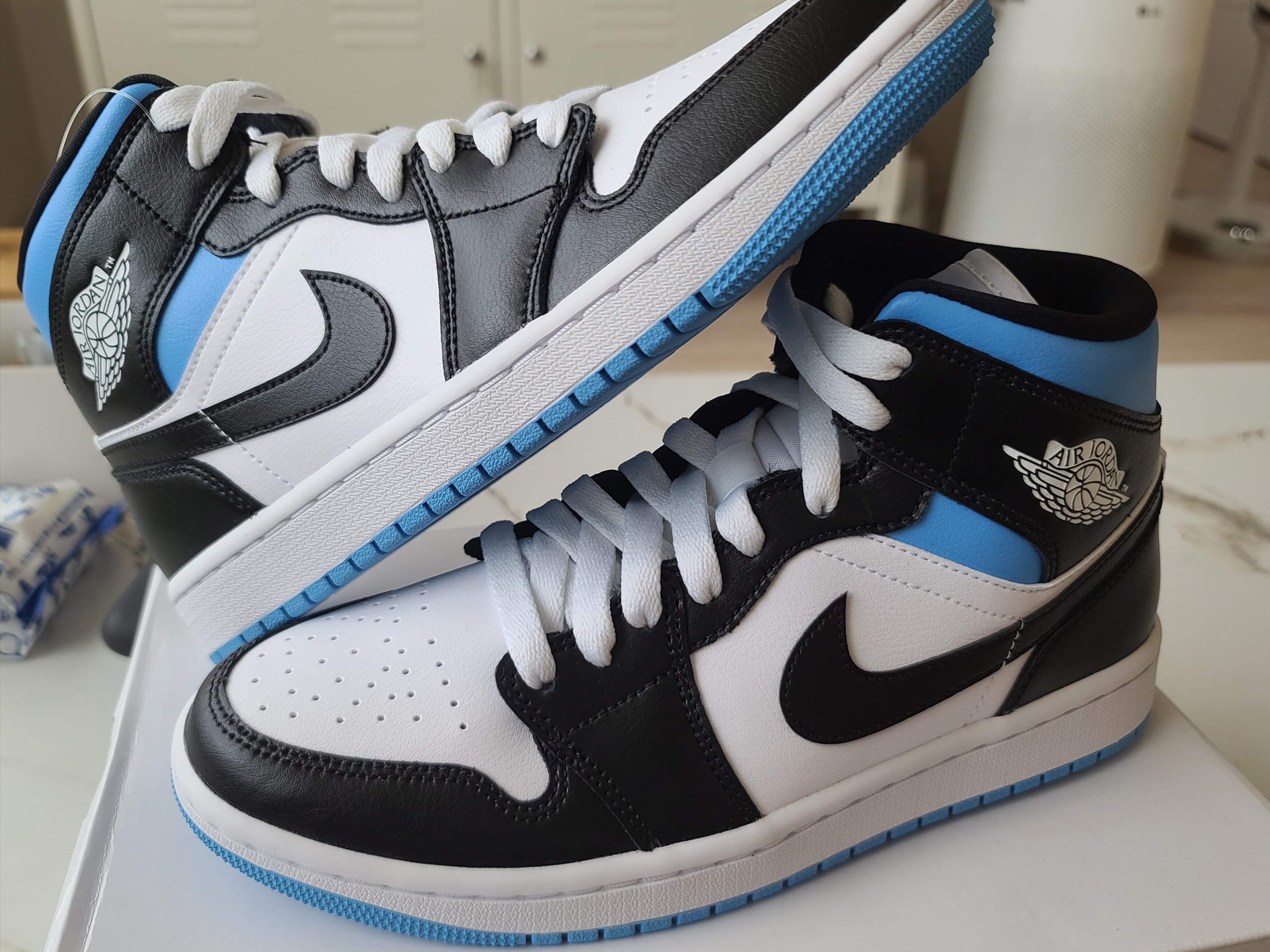 (W) Jordan 1 Mid White Black University Blue 착용 스타일