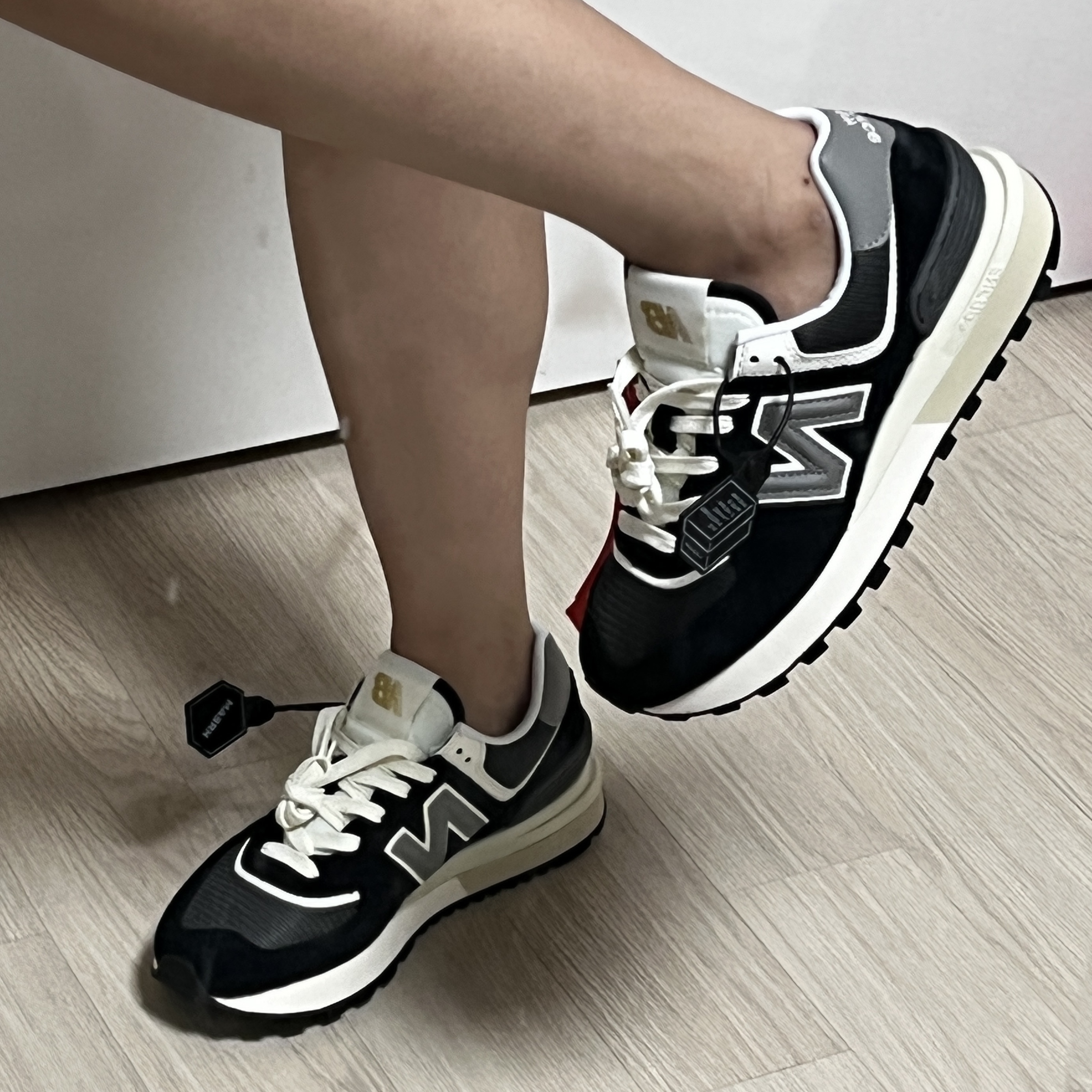 New Balance 574 Legacy Black 착용 스타일 - 2