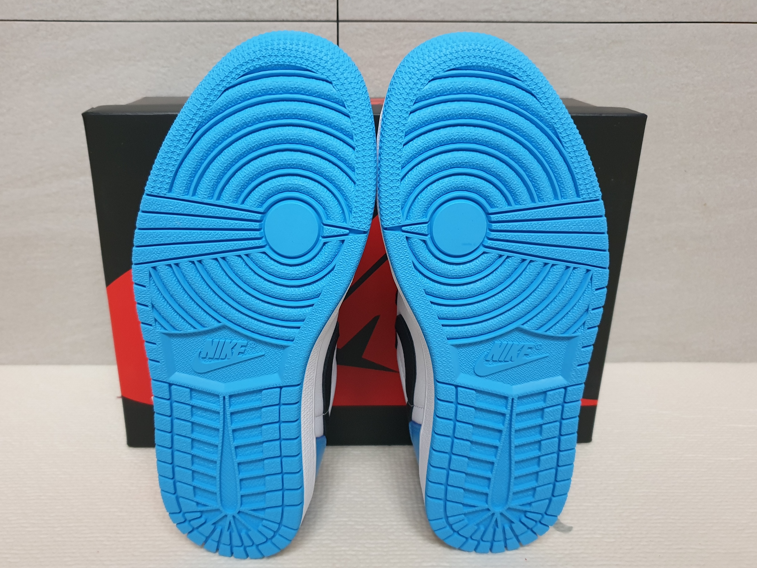 Jordan 1 Retro Low OG Black and Dark Powder Blue 착용 스타일 - 5