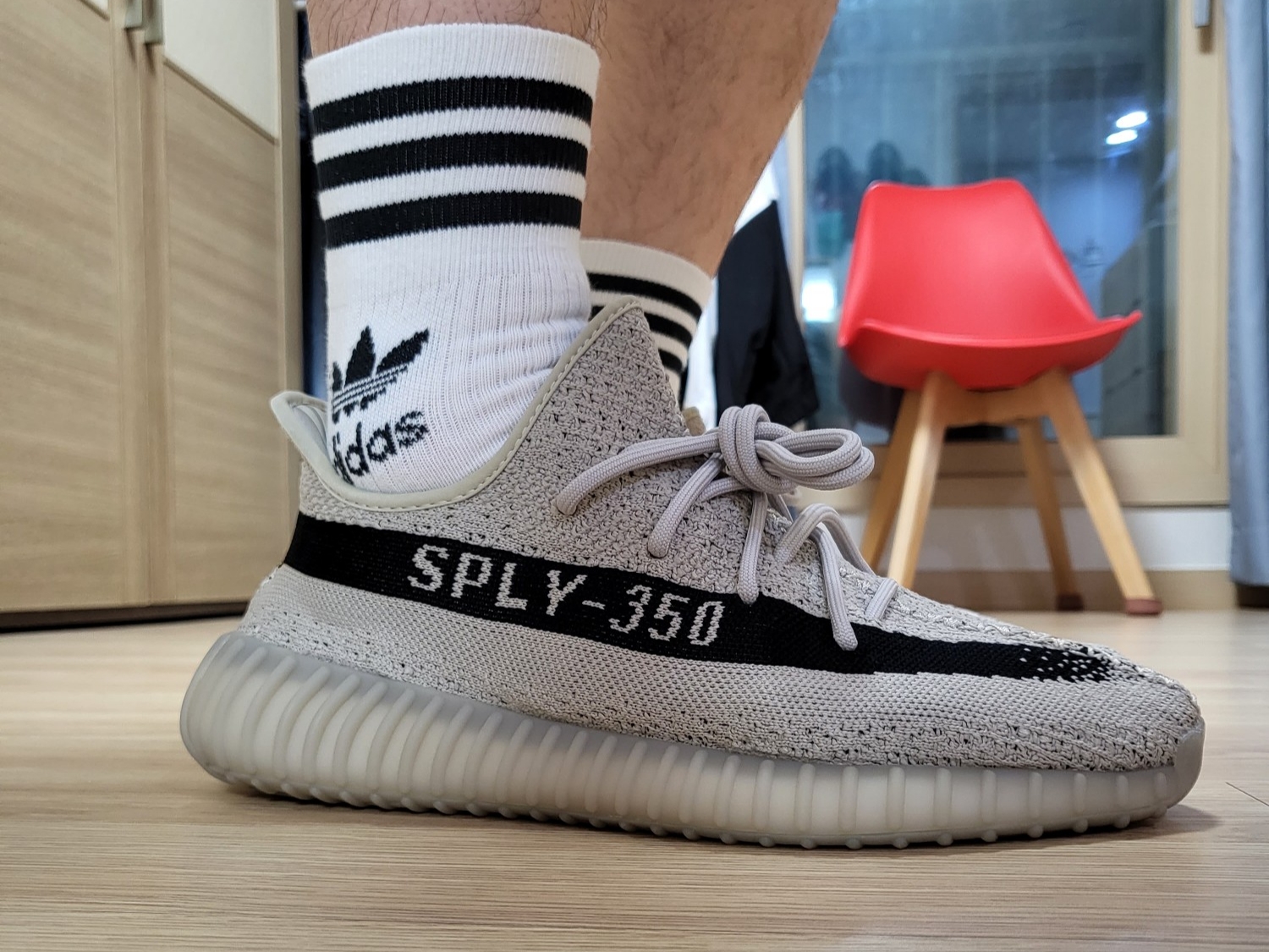 Adidas Yeezy Boost 350 V2 Slate Core Black 2022/2023 착용 스타일 - 5