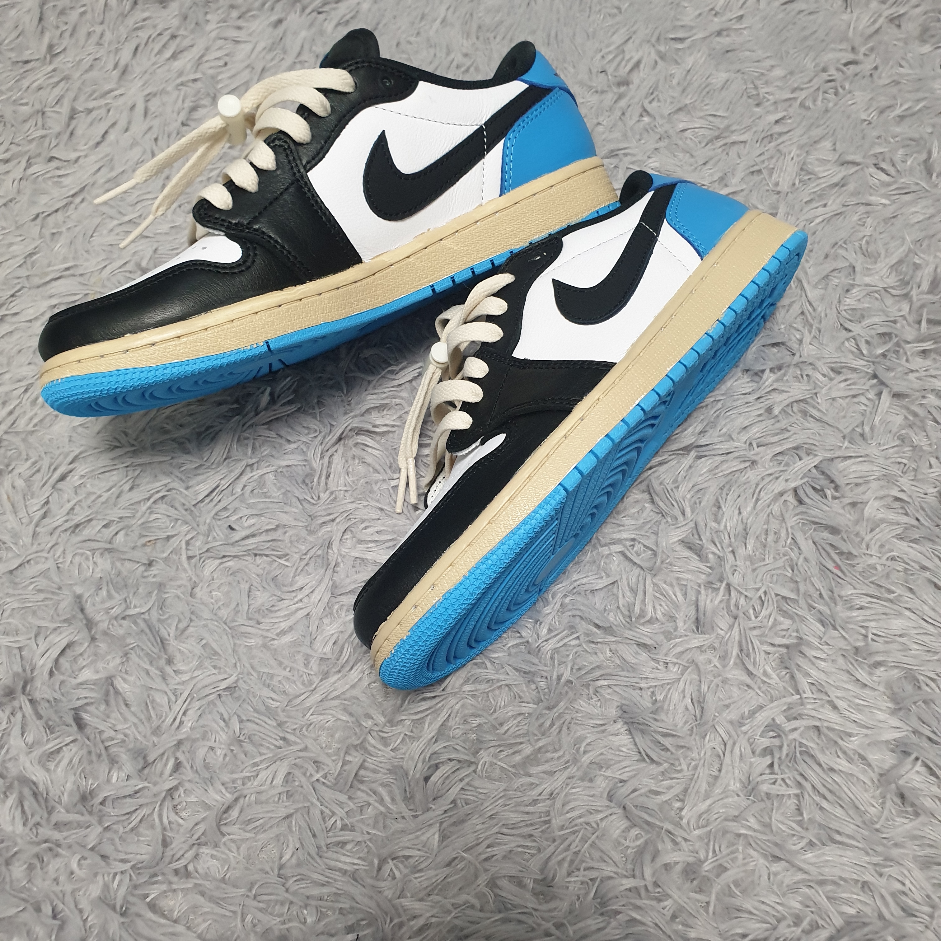 Jordan 1 Retro Low OG Black and Dark Powder Blue 착용 스타일 - 2