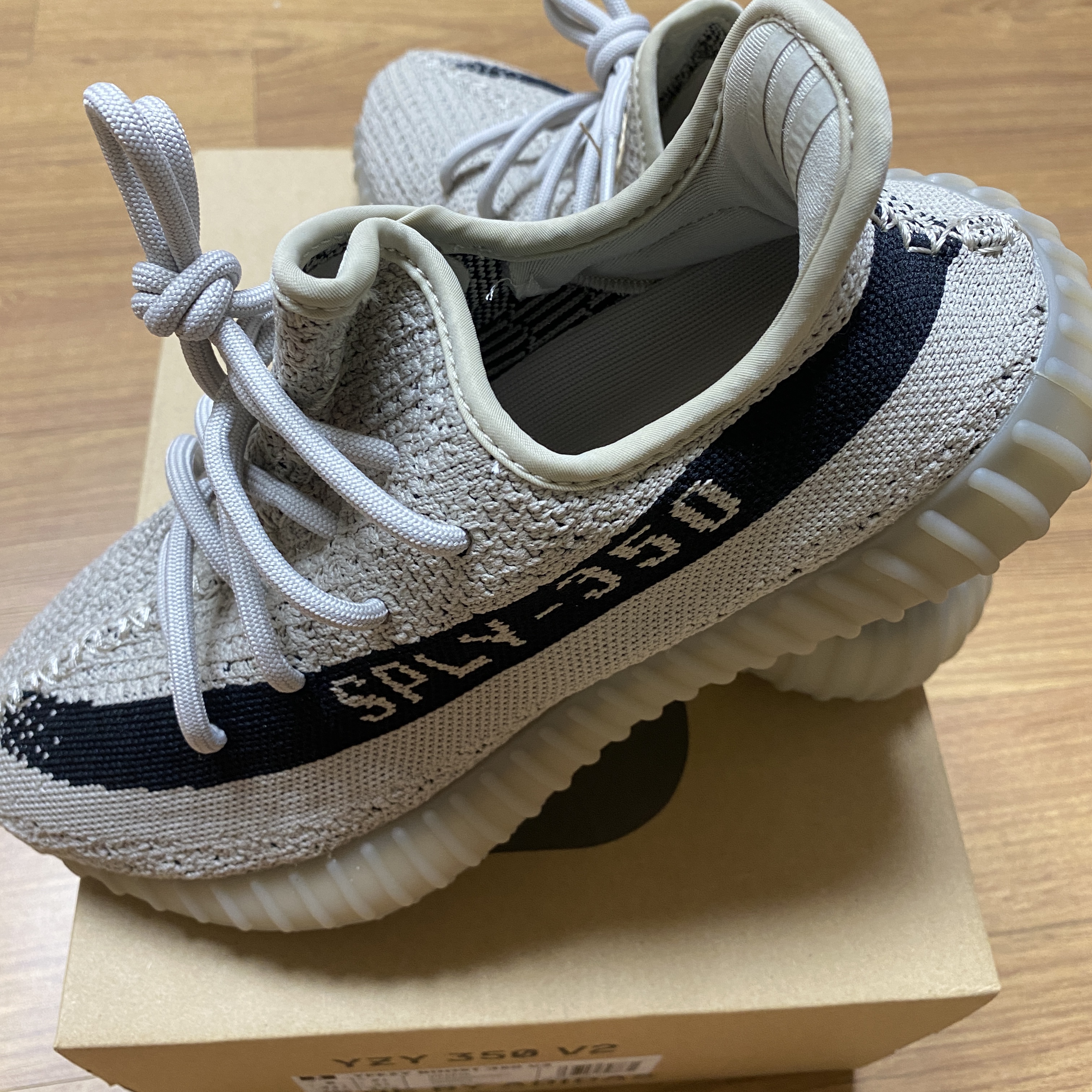 Adidas Yeezy Boost 350 V2 Slate Core Black 2022/2023 착용 스타일 - 2