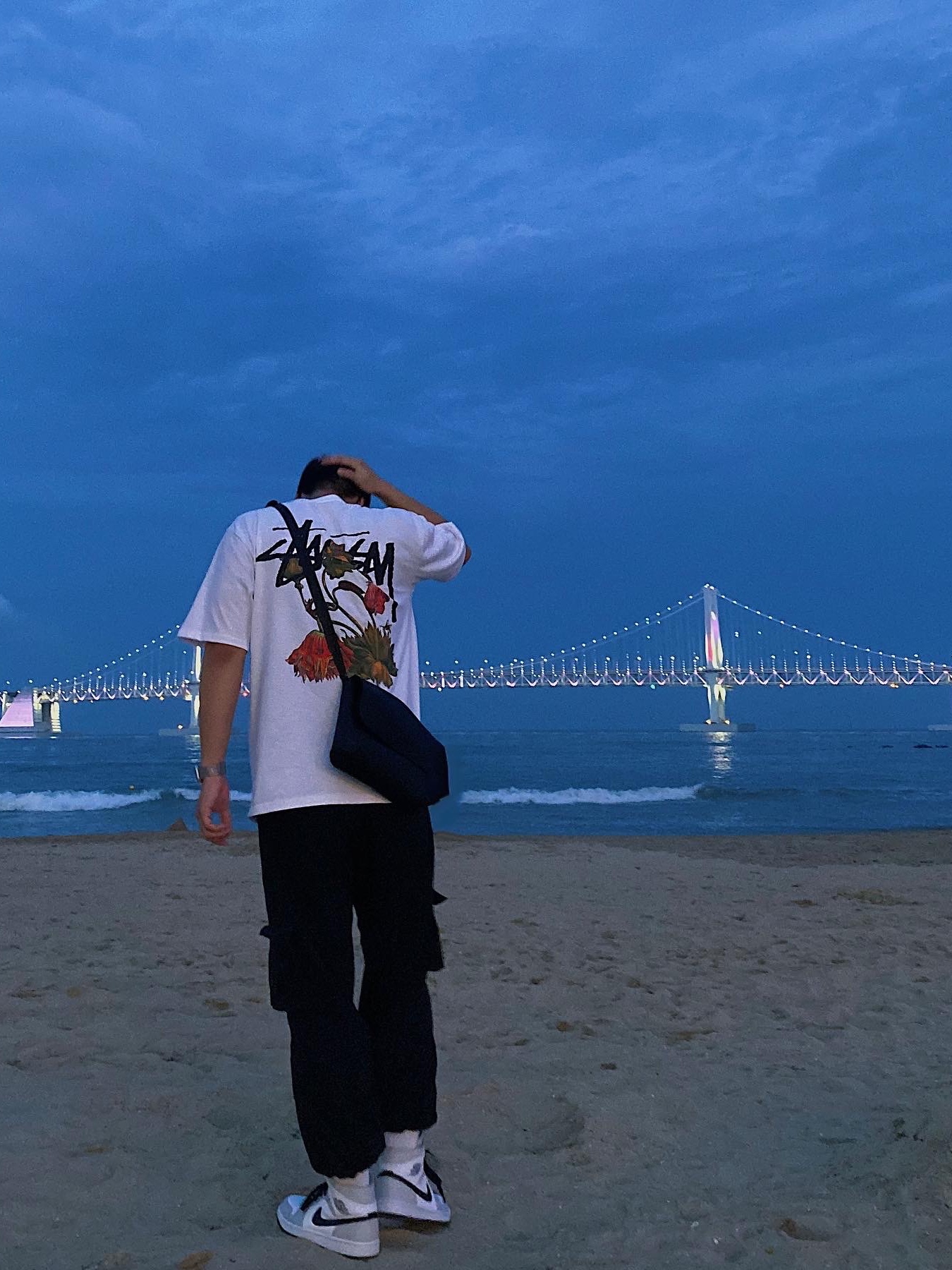 Stussy Withered Flower T-Shirt White, (W) Jordan 1 Mid Grey Fog 착용 스타일