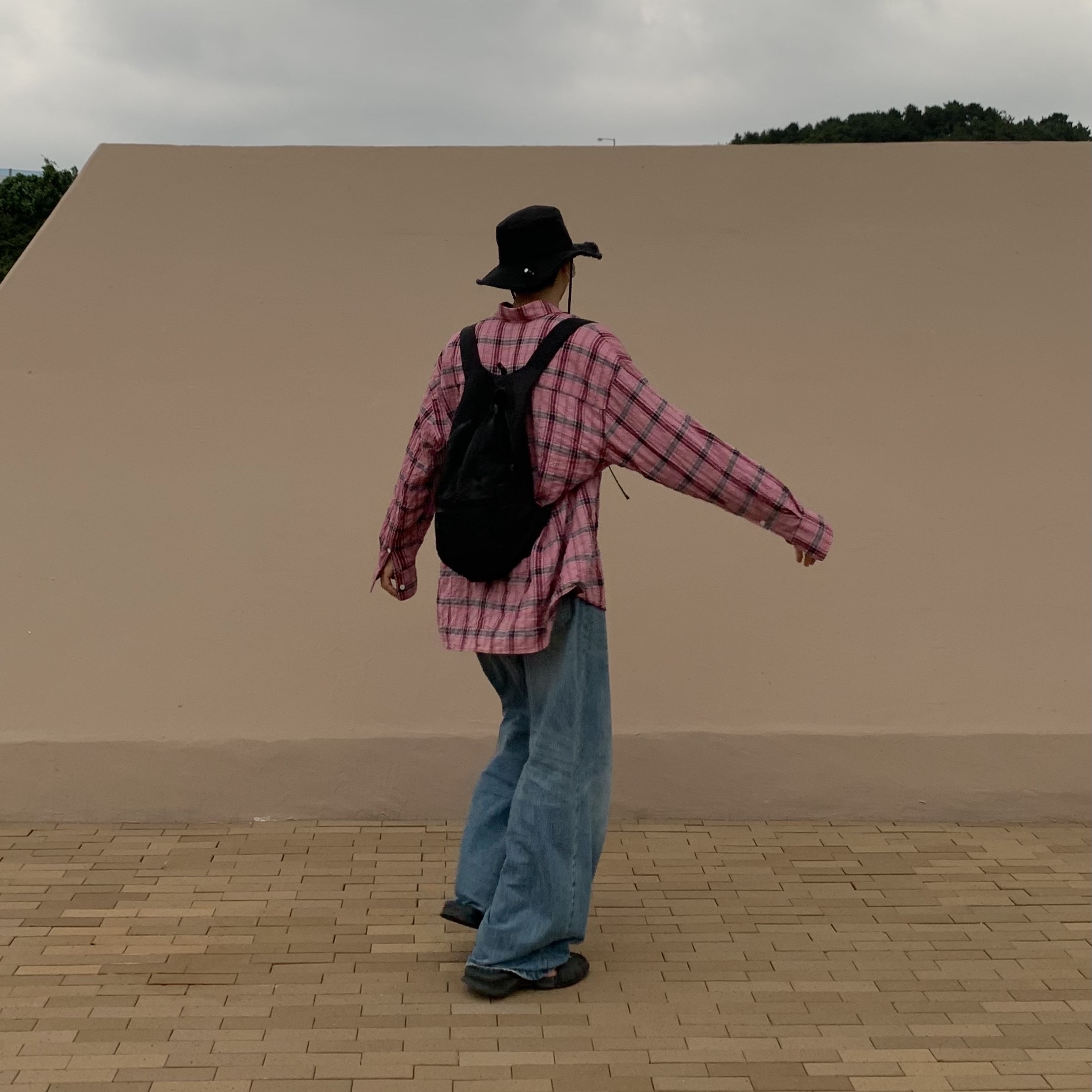 Jacquemus Le Bob Artichaut Bucket Hat Black, Our Legacy Borrowed BD Shirt Cerise Memory Check 착용 스타일 - 1