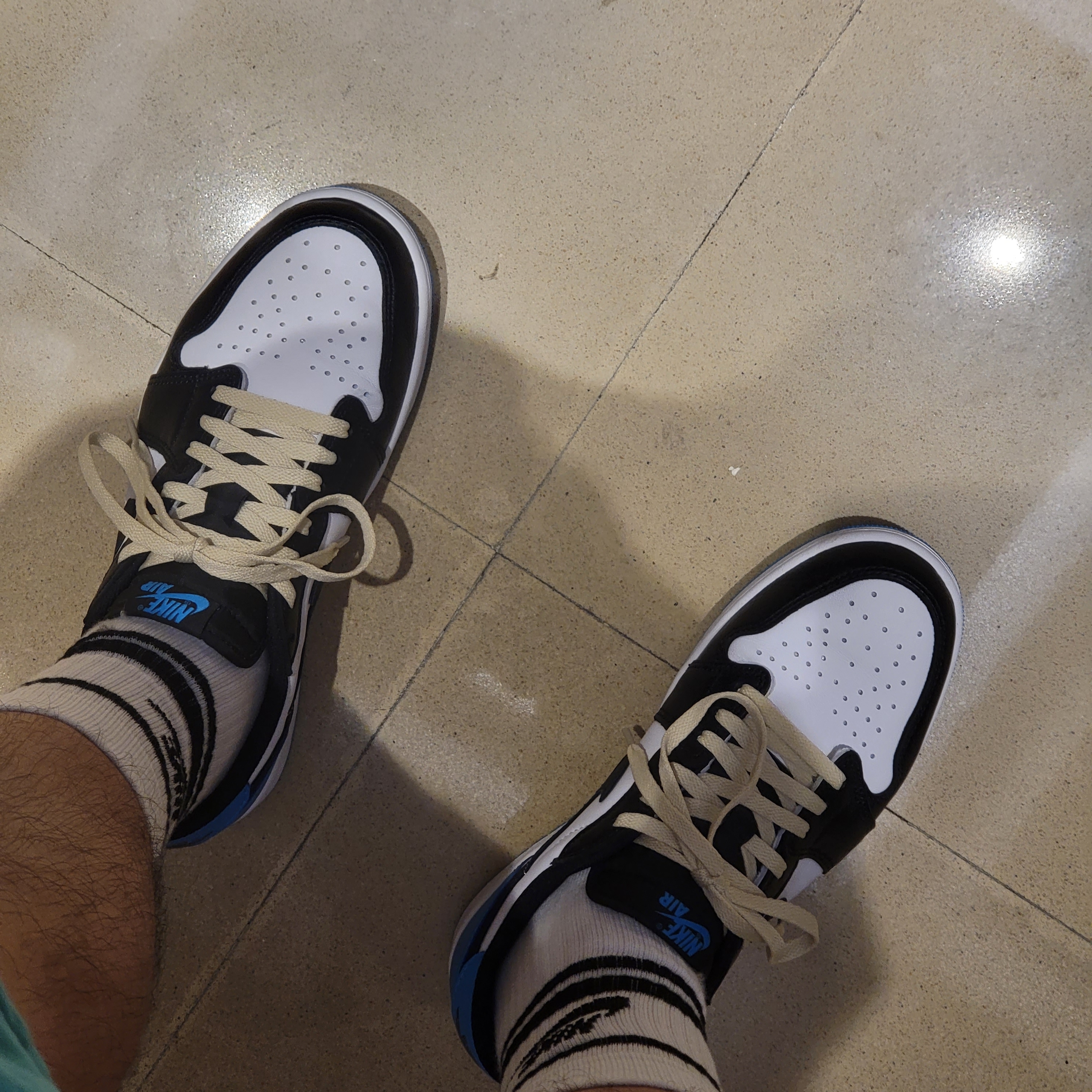 Jordan 1 Retro Low OG Black and Dark Powder Blue 착용 스타일