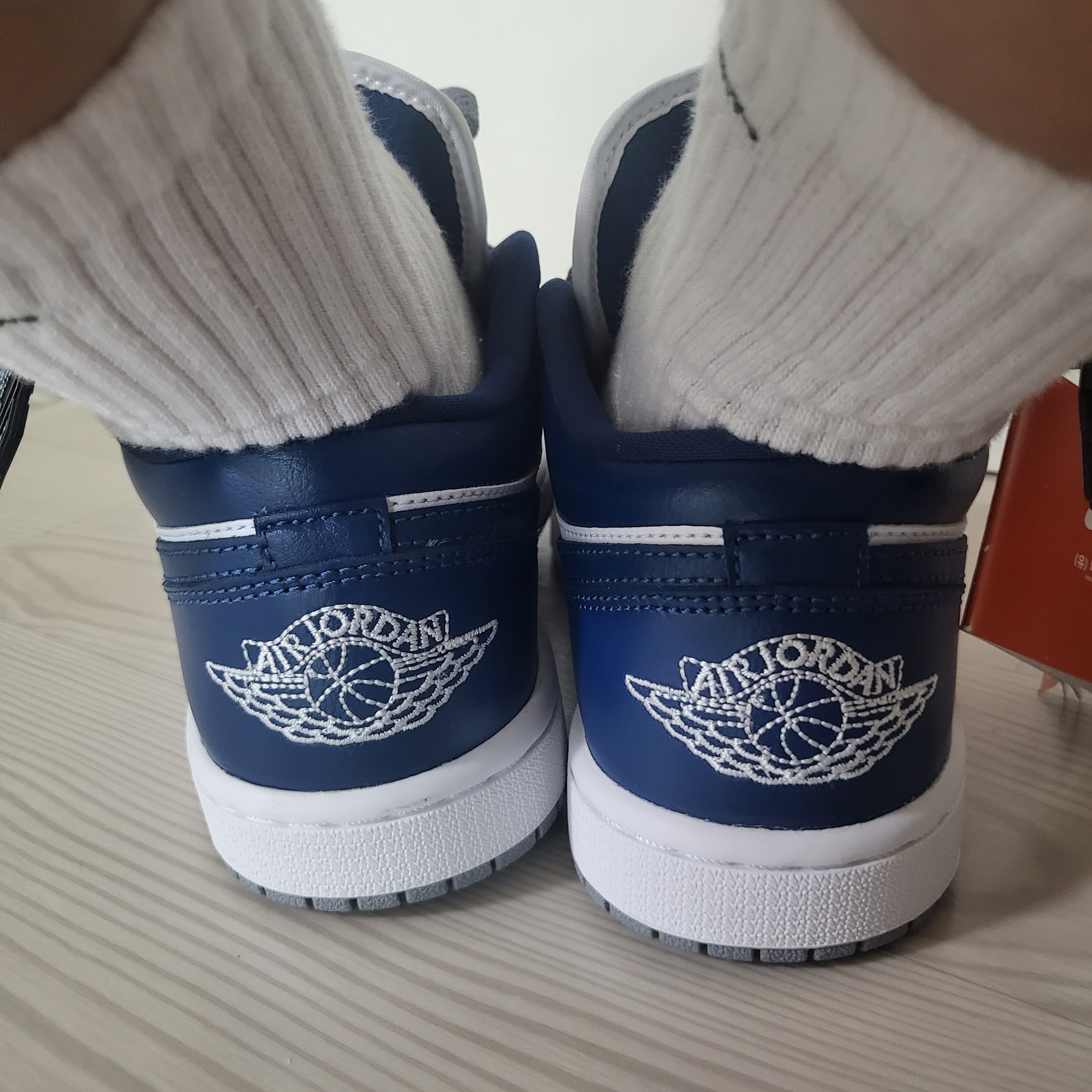 (W) Jordan 1 Low White Grey Blue 착용 스타일 - 1