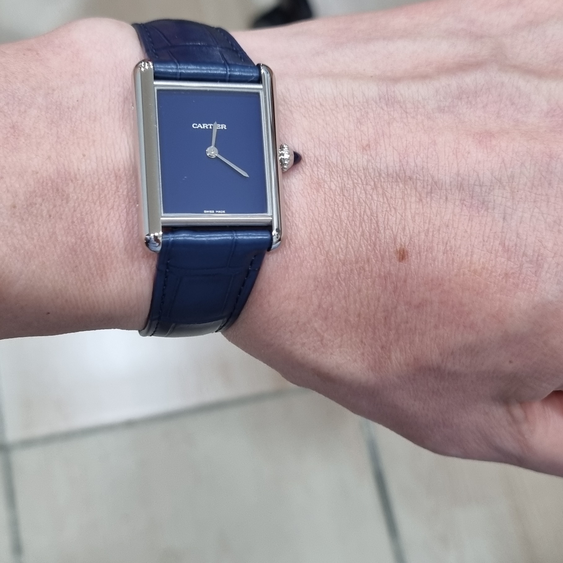 Cartier Tank Must Watch Large Quartz Steel Alligator Skin Blue 착용 스타일