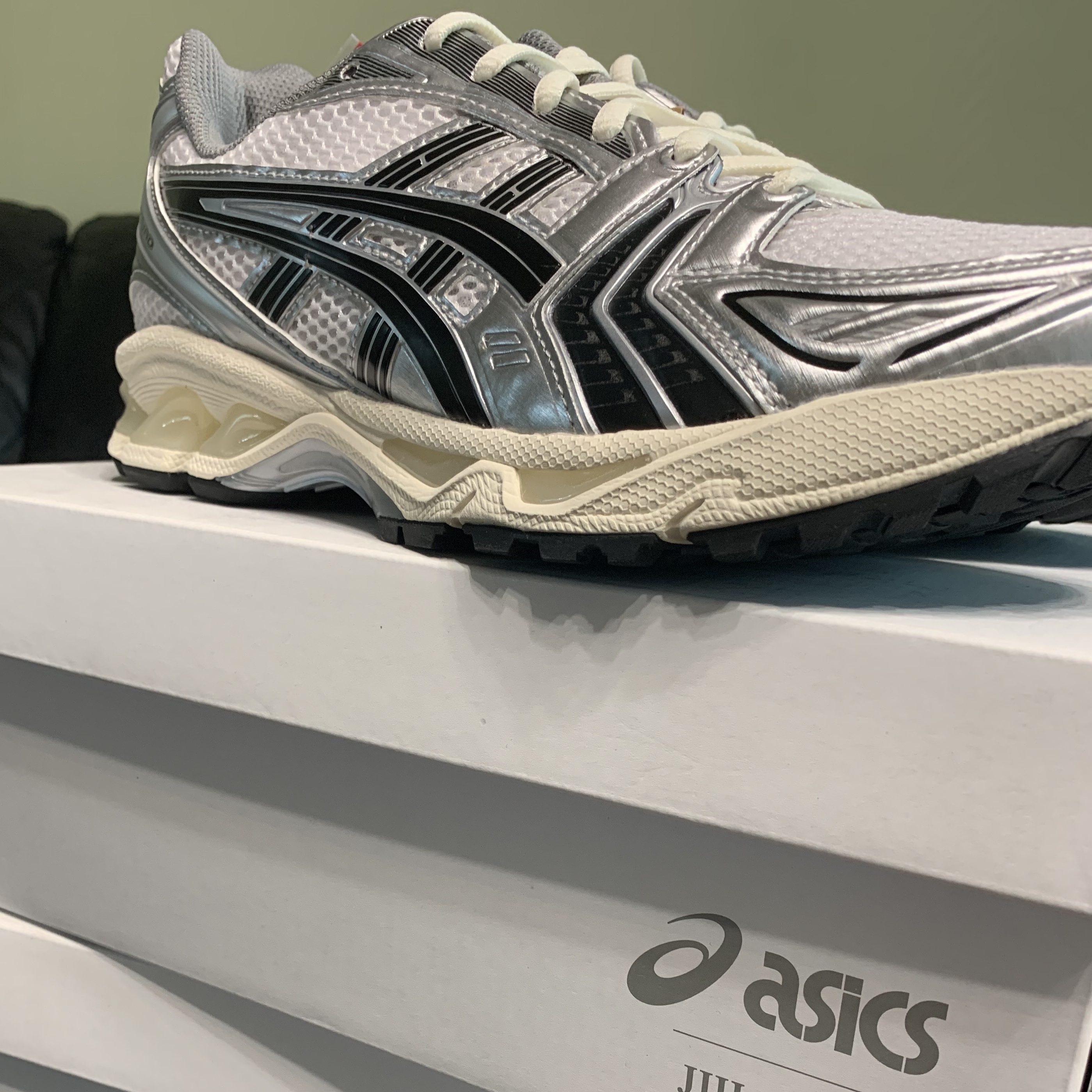Asics x JJJJound Gel-Kayano 14 Silver Black 착용 스타일