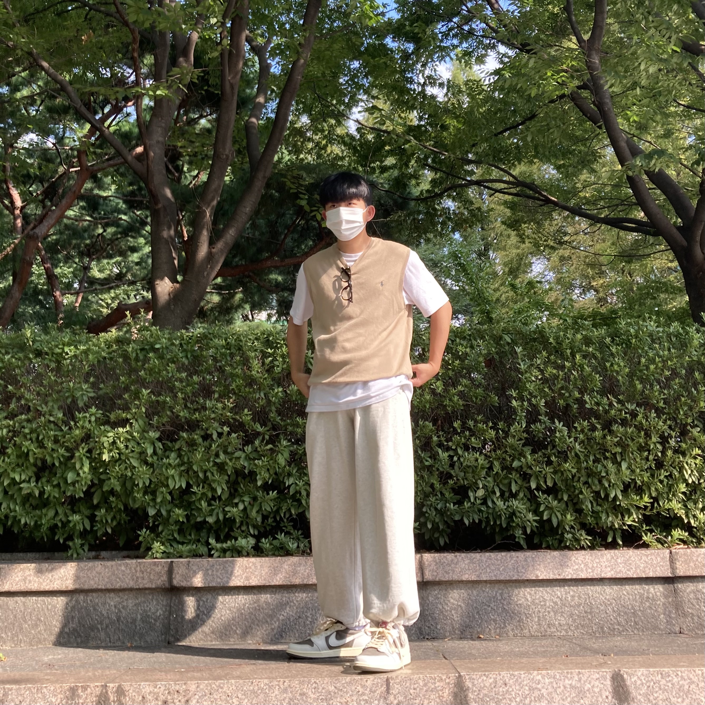 Jordan 1 x Travis Scott Retro Low OG SP Sail and Ridgerock 착용 스타일 - 3