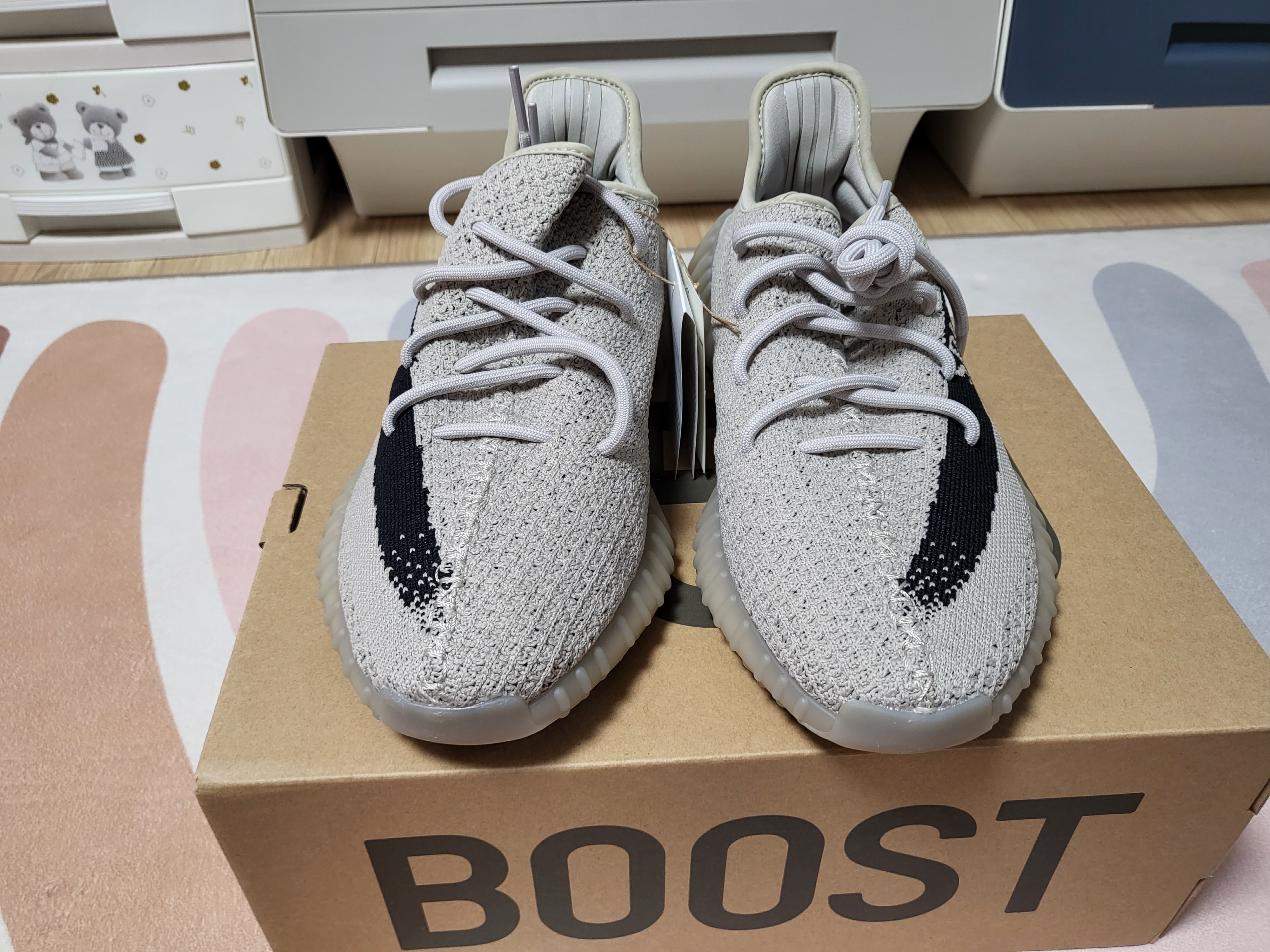 Adidas Yeezy Boost 350 V2 Slate Core Black 2022/2023 착용 스타일 - 2