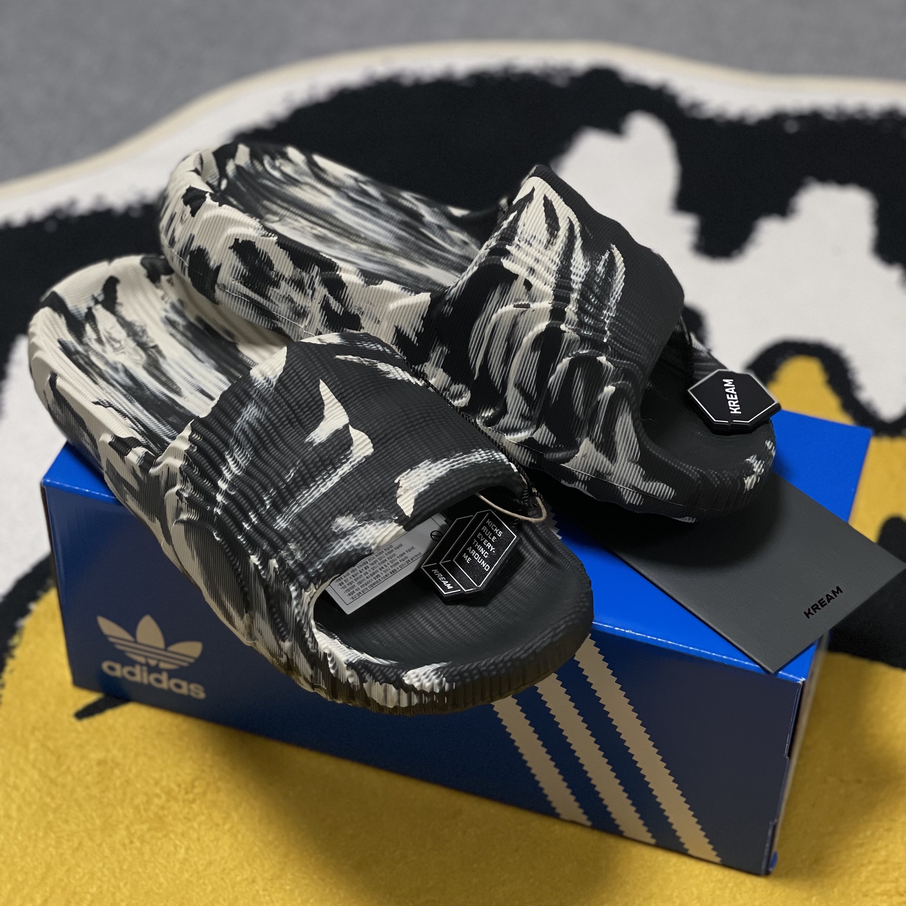 Adidas Adilette 22 Carbon Aluminium 착용 스타일 - 1