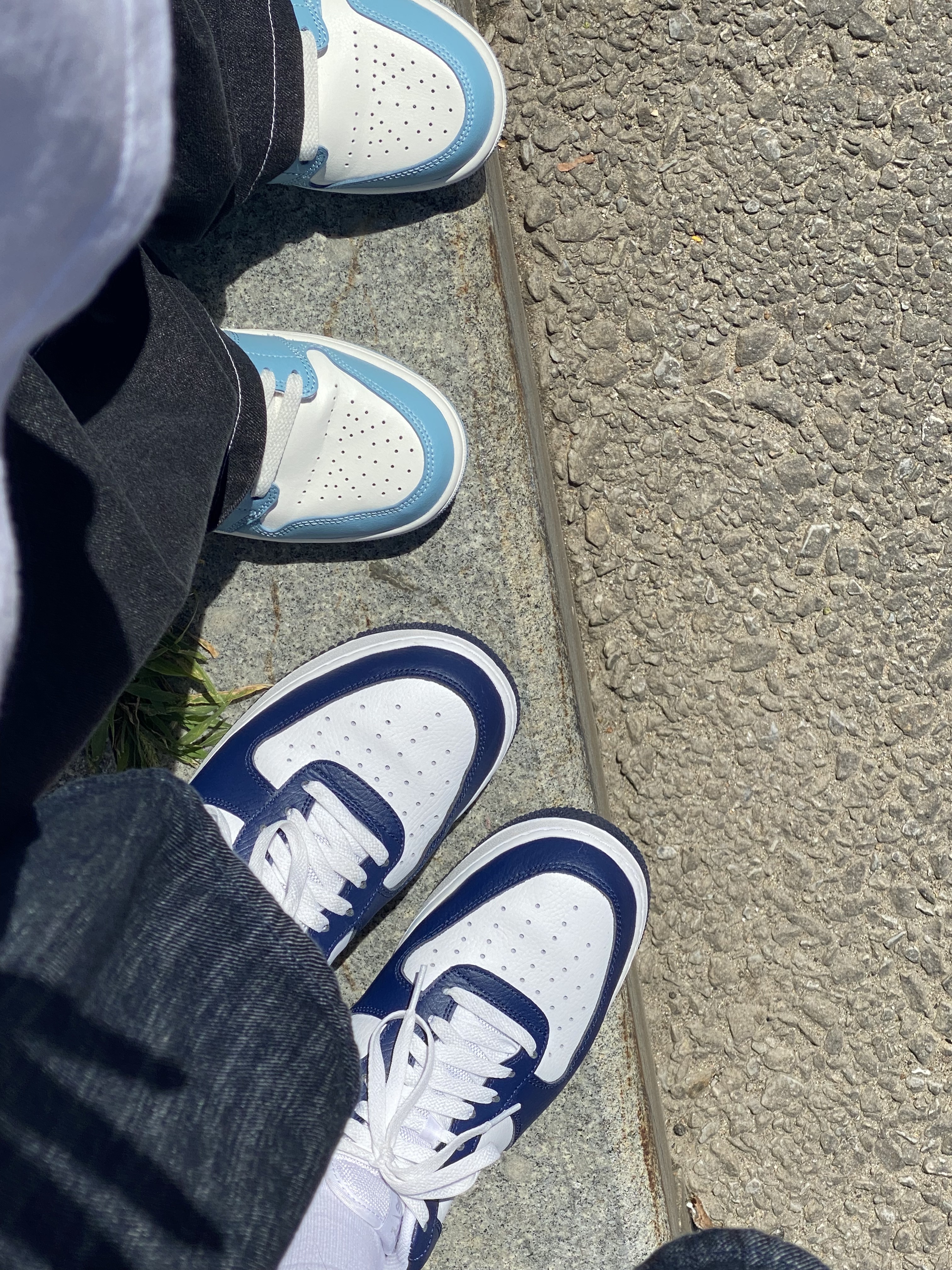 (W) Jordan 1 Mid Sail and Worn Blue, Nike Air Force 1 '07 Cut Out Swoosh Midnight Navy 착용 스타일 - 1