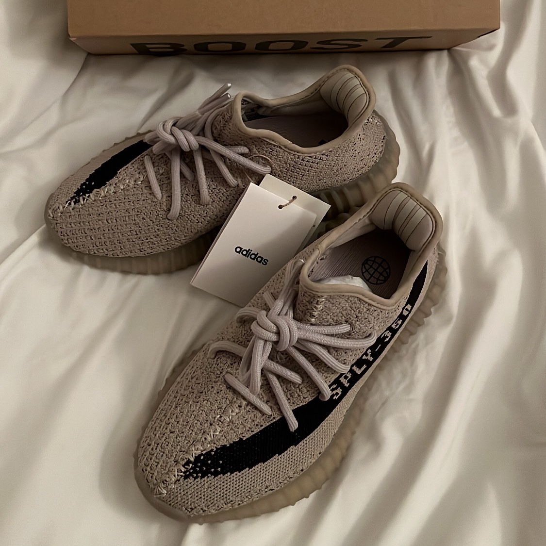 Adidas Yeezy Boost 350 V2 Slate Core Black 2022/2023 착용 스타일 - 1