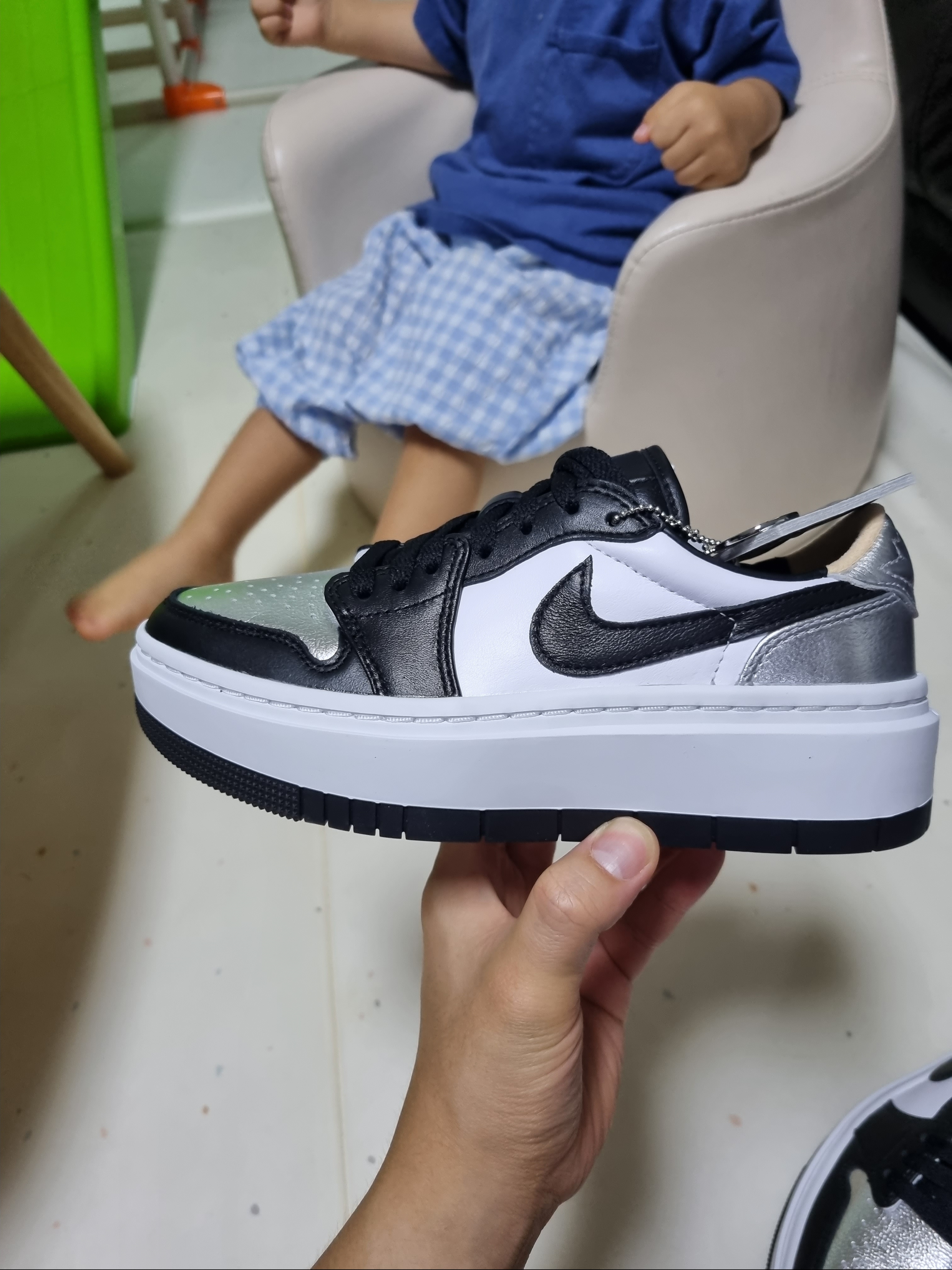 (W) Jordan 1 Elevate Low SE Metallic Silver 착용 스타일 - 3