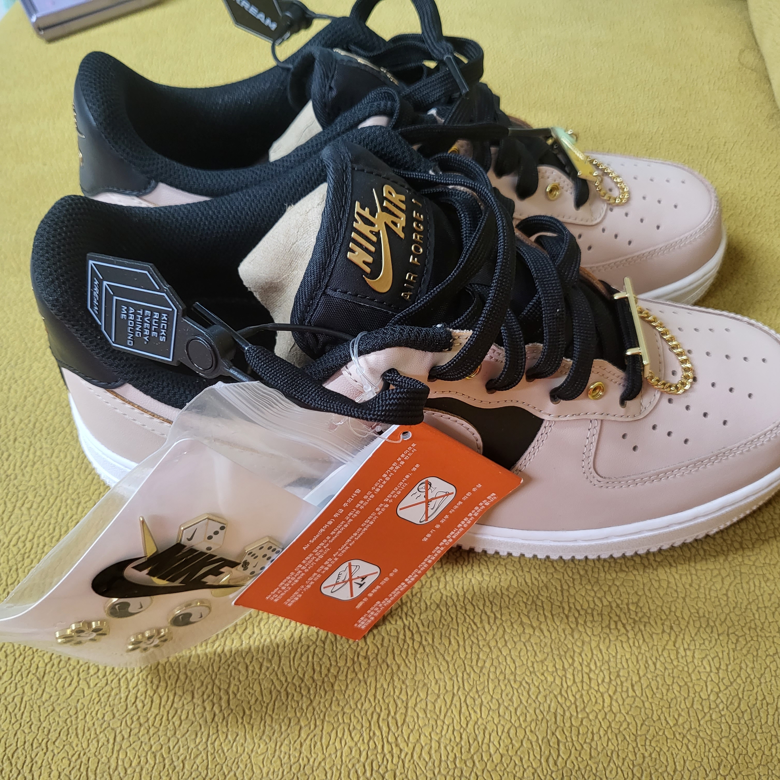 Nike Air Force 1 '07 PRM Touch Of Gold 착용 스타일 - 4