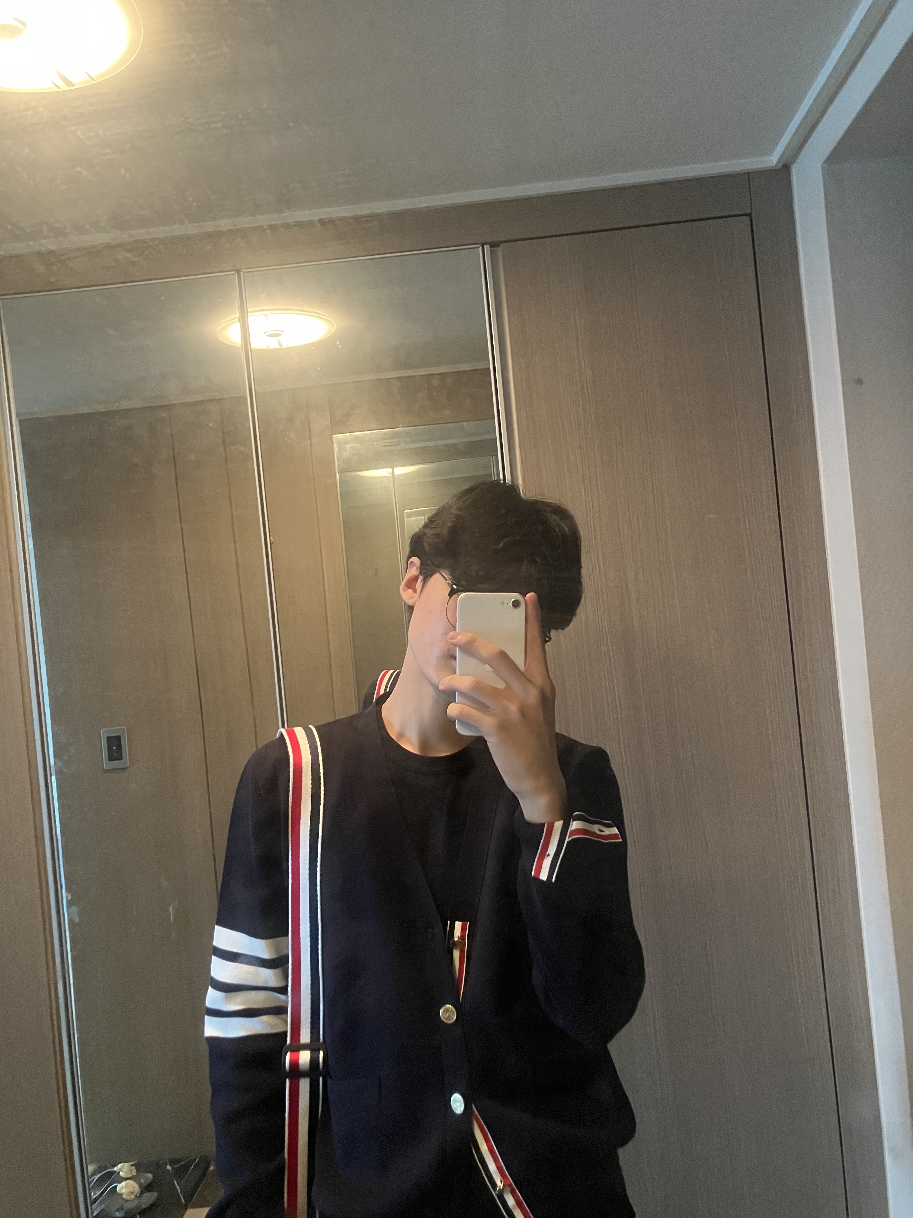 Thom Browne Milano Stitch 4-Bar Cardigan Navy, Thom Browne Double Face Melton 4-Bar Stripe Strap Camera Bag Black 착용 스타일