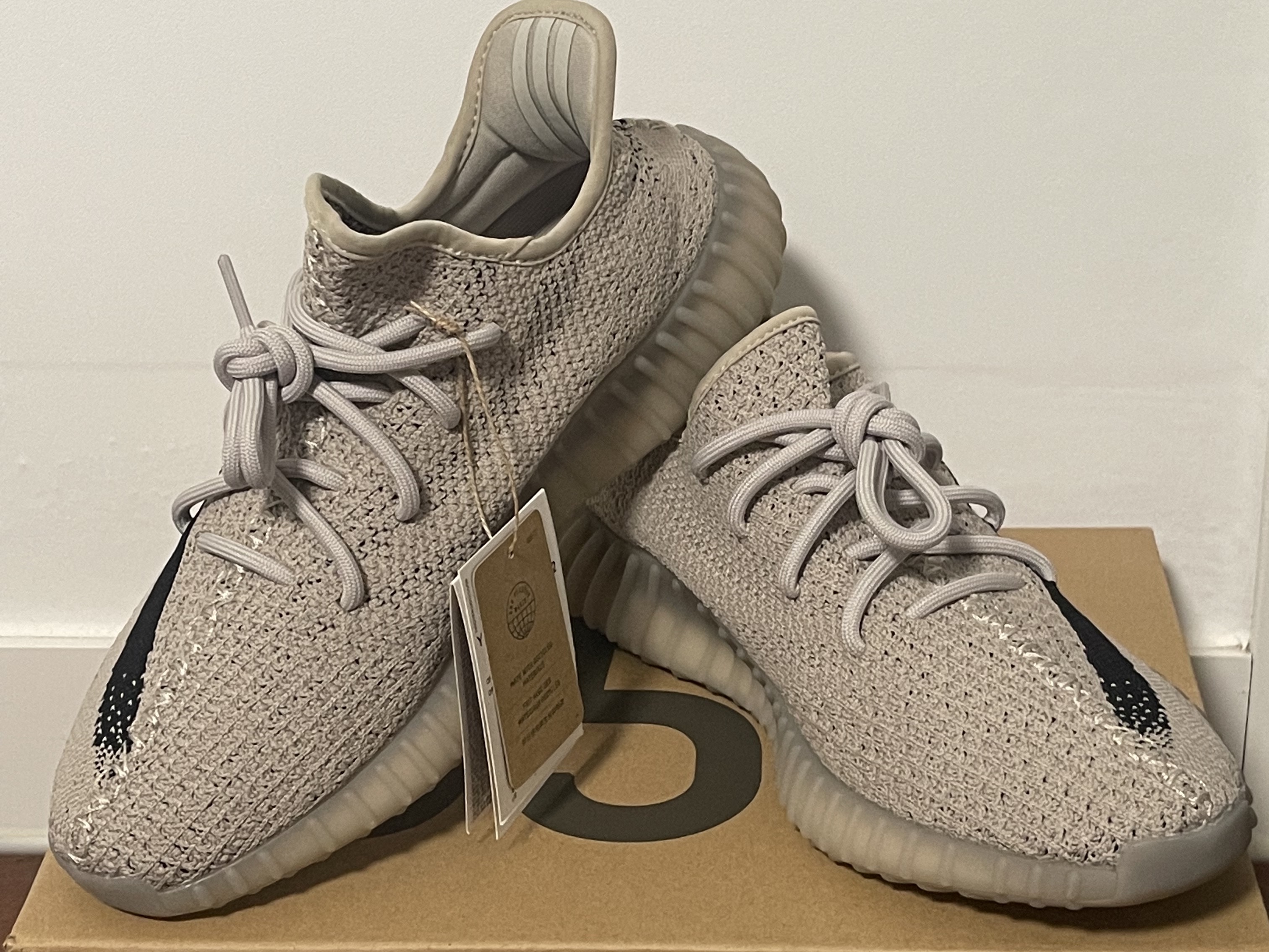 Adidas Yeezy Boost 350 V2 Slate Core Black 2022/2023 착용 스타일