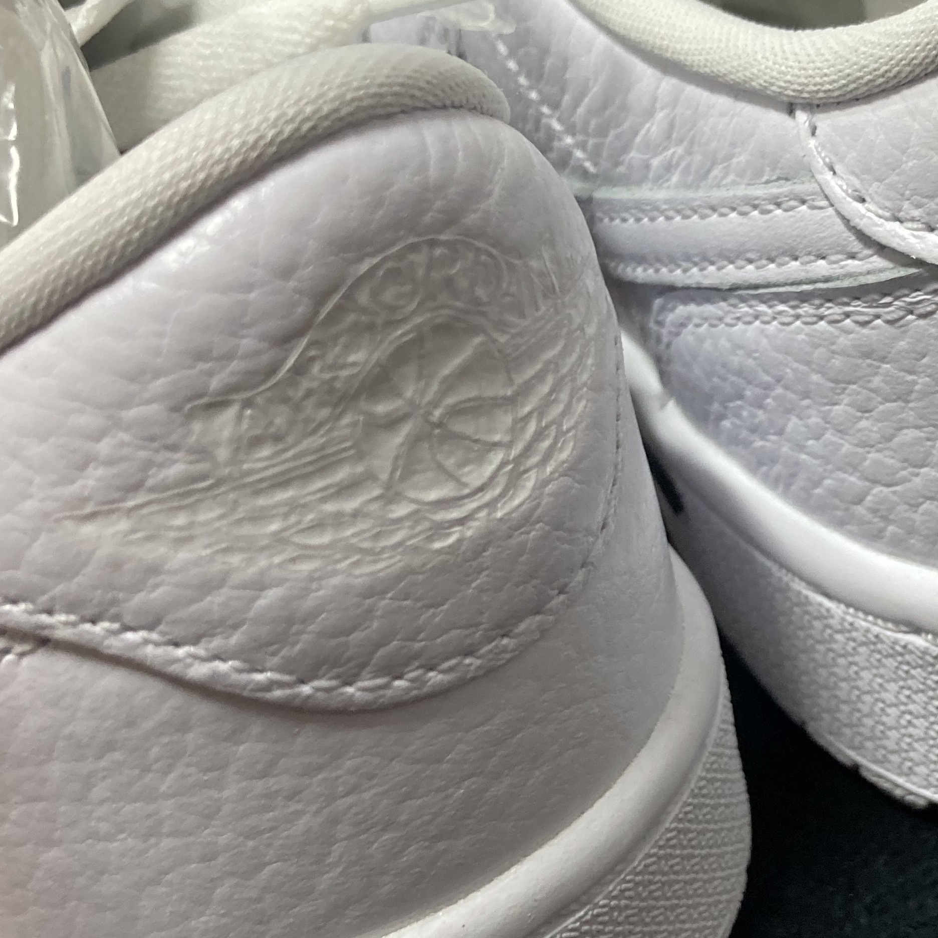 Jordan 1 Low Golf Triple White 착용 스타일 - 3