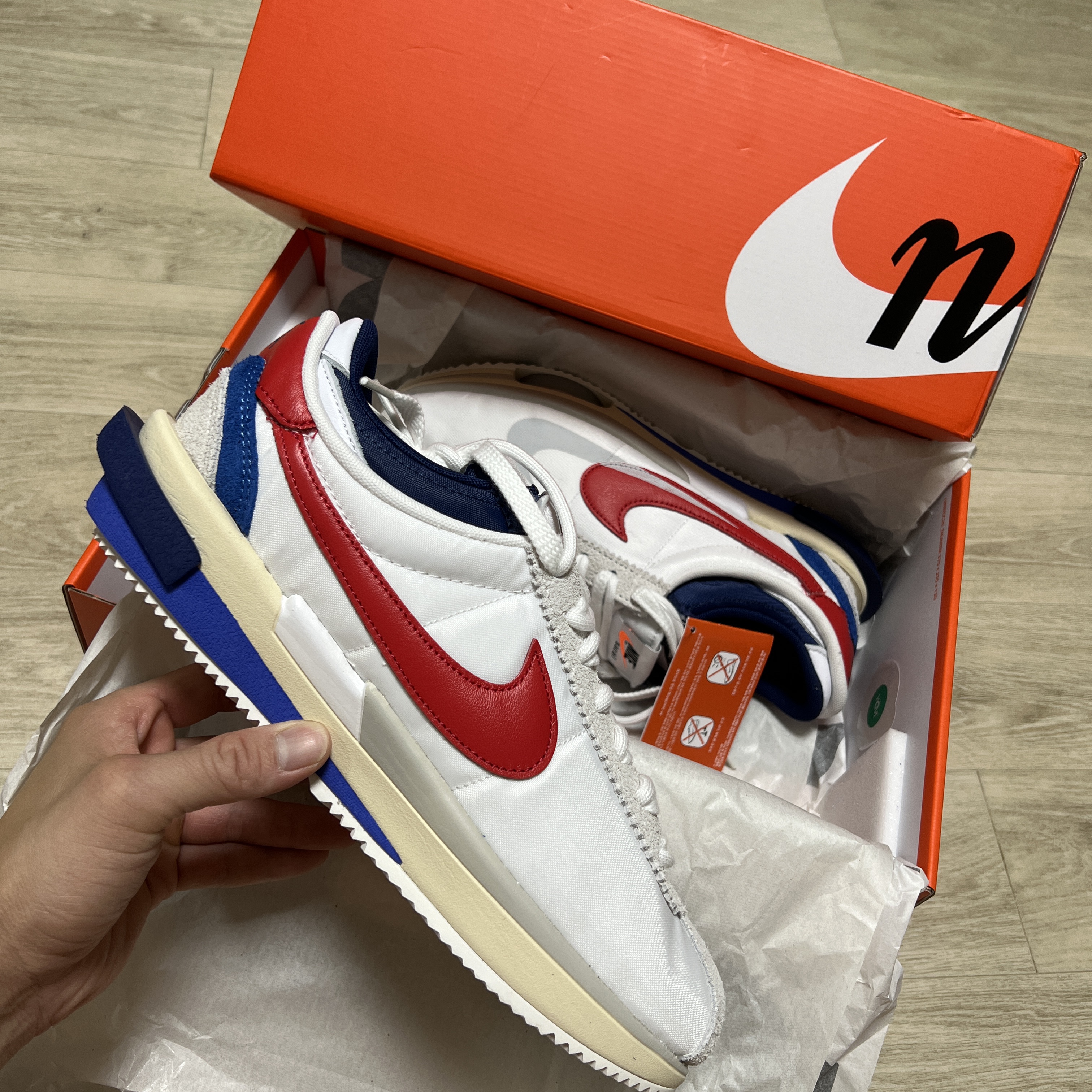 Nike x Sacai Zoom Cortez SP White and University Red 착용 스타일 - 1
