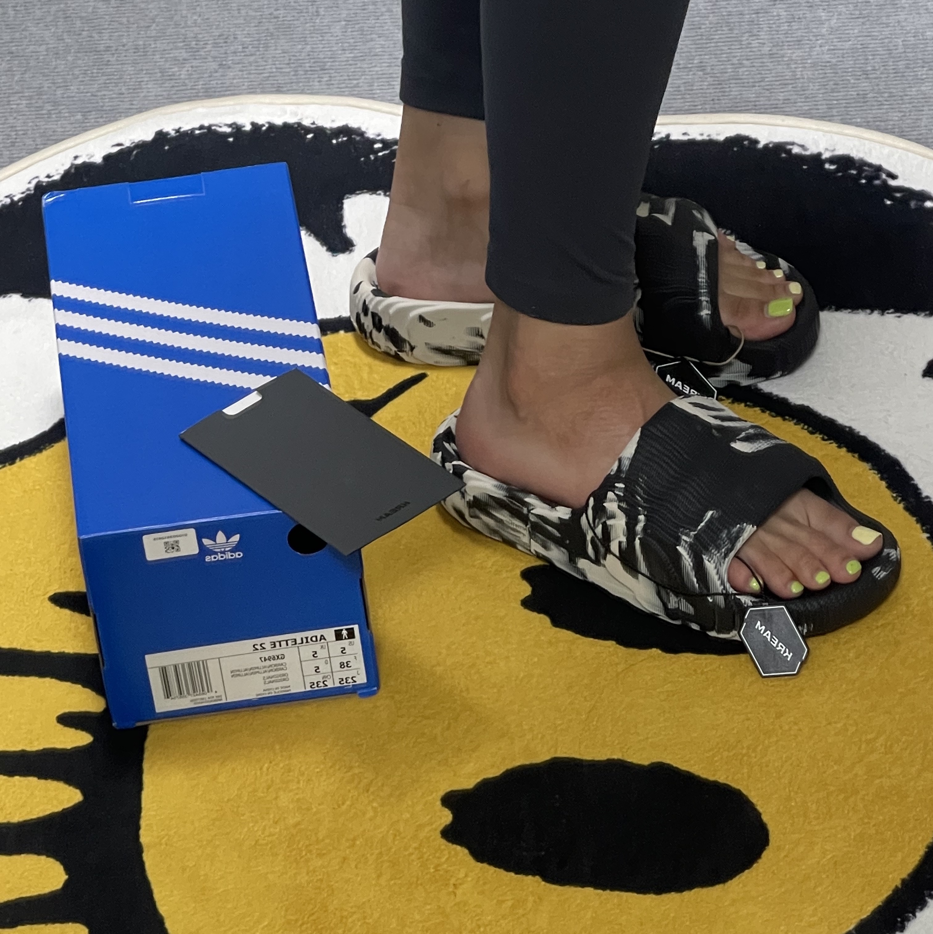 Adidas Adilette 22 Carbon Aluminium 착용 스타일 - 2