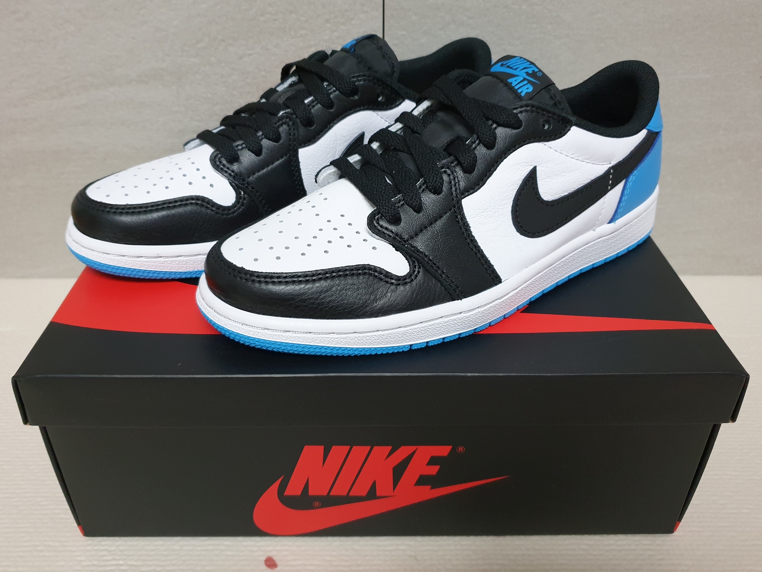 Jordan 1 Retro Low OG Black and Dark Powder Blue 착용 스타일 - 1