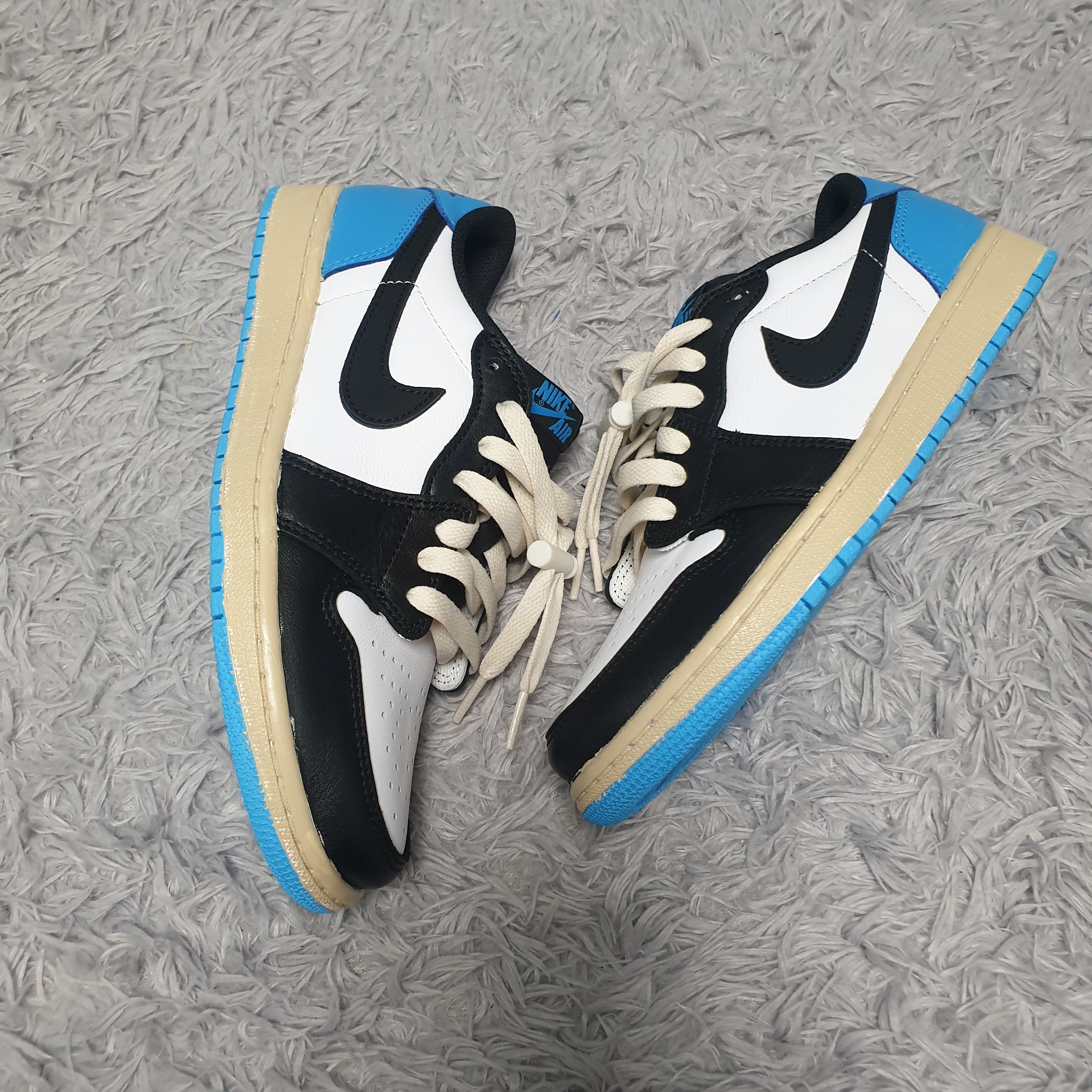 Jordan 1 Retro Low OG Black and Dark Powder Blue 착용 스타일 - 1