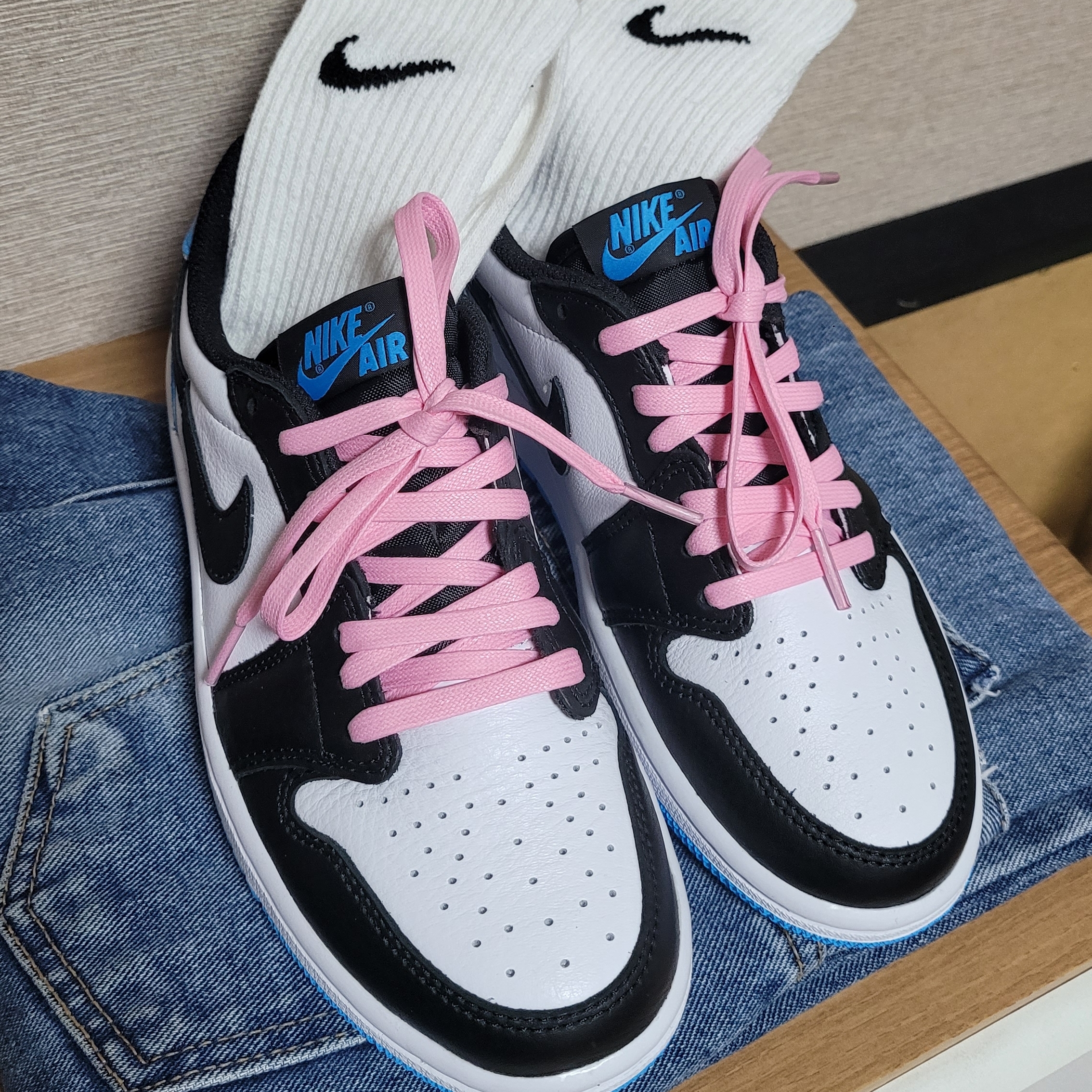 Jordan 1 Retro Low OG Black and Dark Powder Blue 착용 스타일