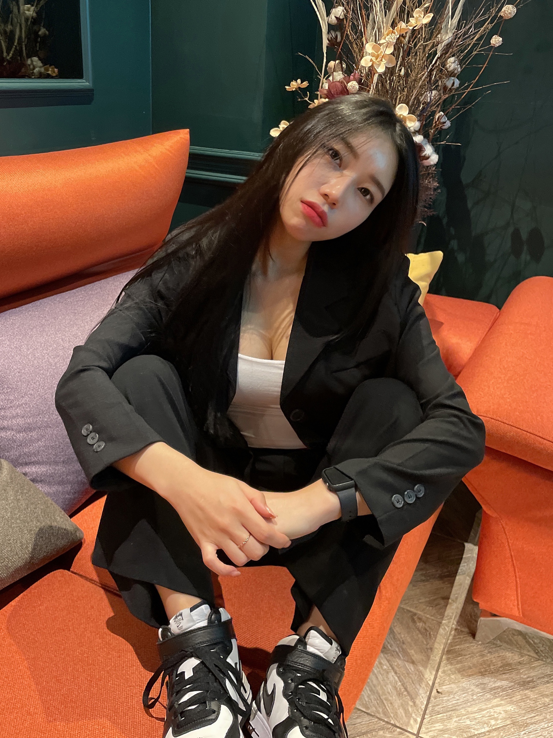 Nike x Stussy Air Force 1 '07 Mid SP Black and Light Bone, Apple Watch SE 40mm GPS Space Gray Aluminum Case with Sport Band Midnight (Korean Ver.) 착용 스타일