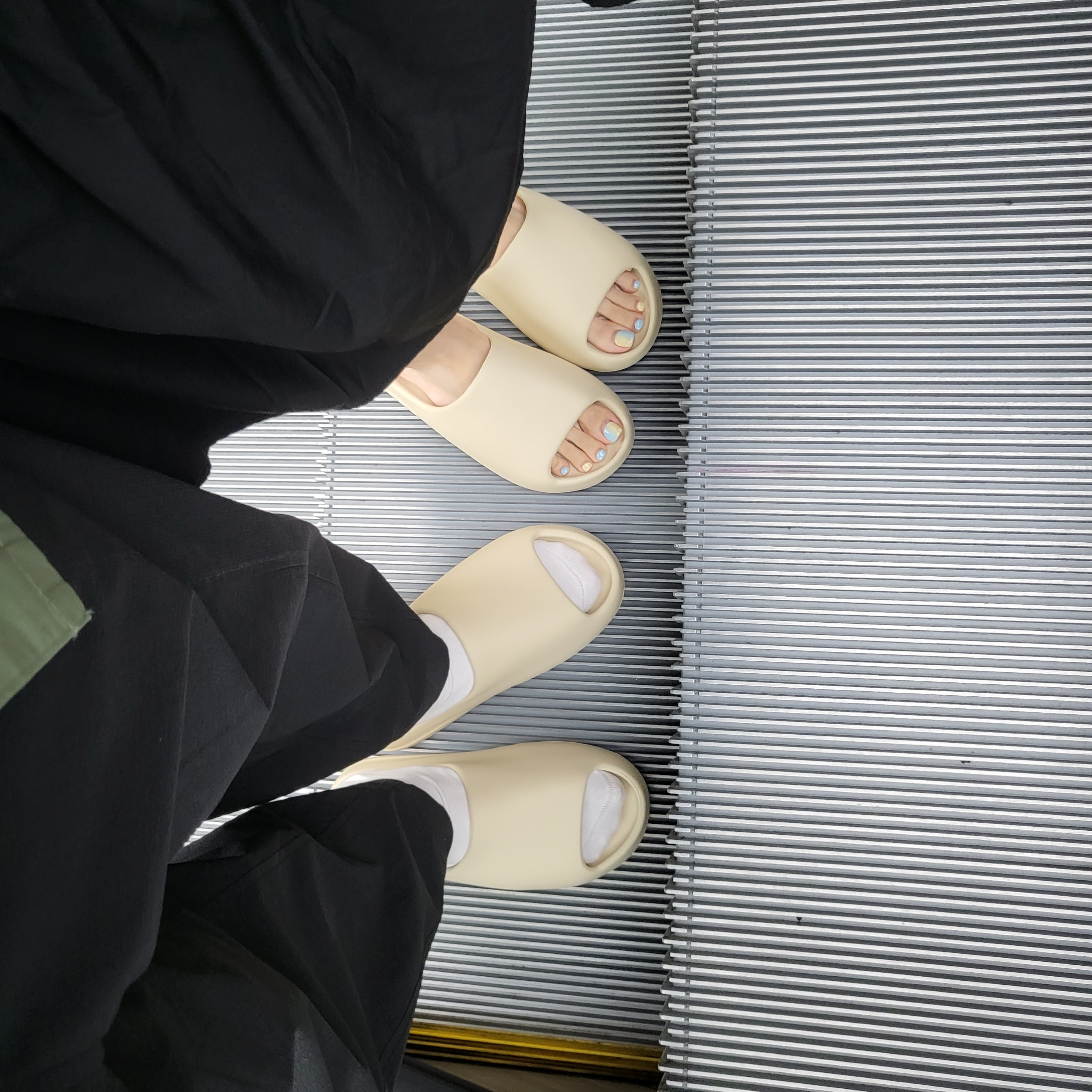 Adidas Yeezy Slide Bone 2022/2023 착용 스타일
