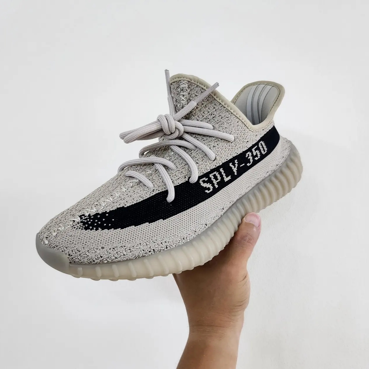 Adidas Yeezy Boost 350 V2 Slate Core Black 2022/2023 착용 스타일 - 1