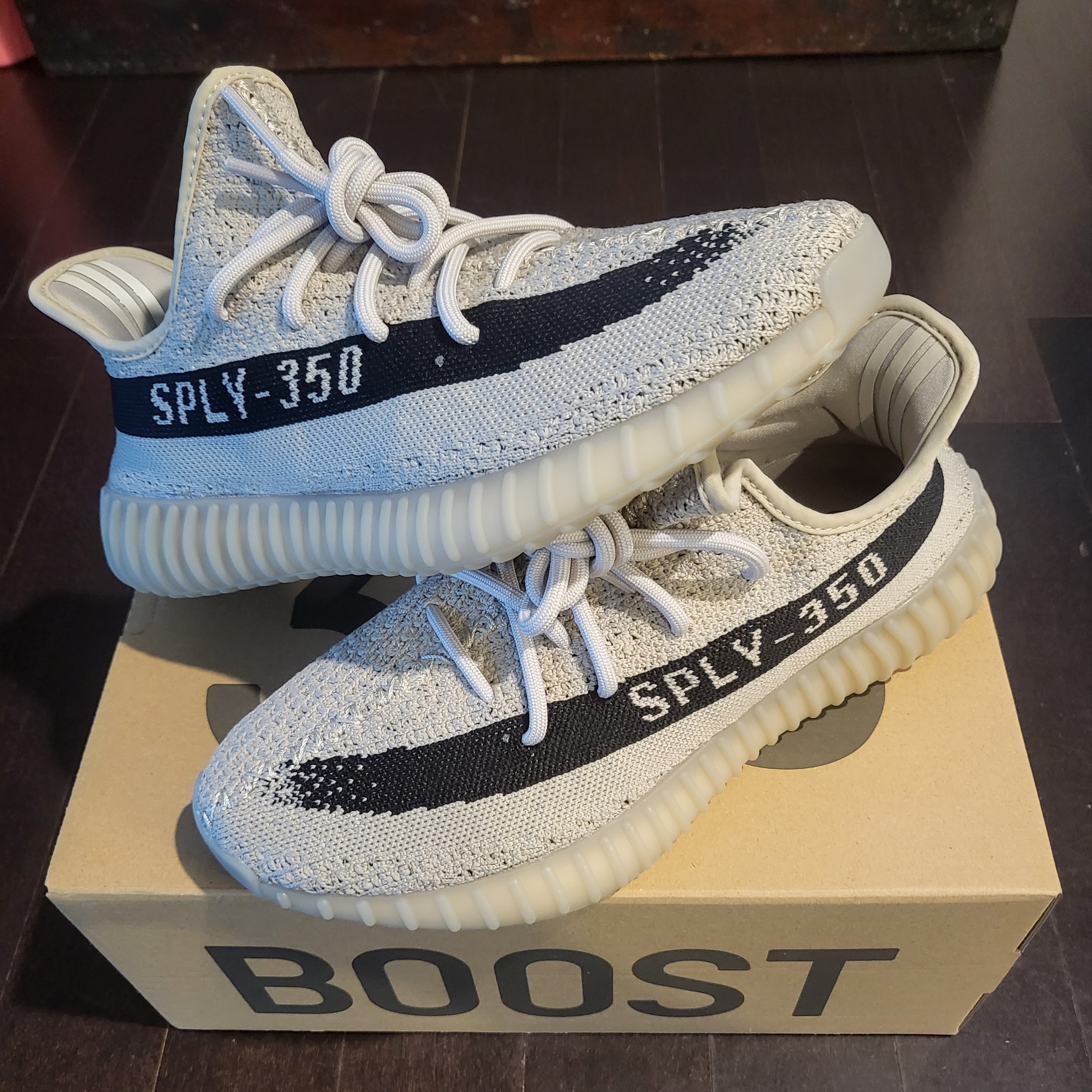 Adidas Yeezy Boost 350 V2 Slate Core Black 2022/2023 착용 스타일 - 3