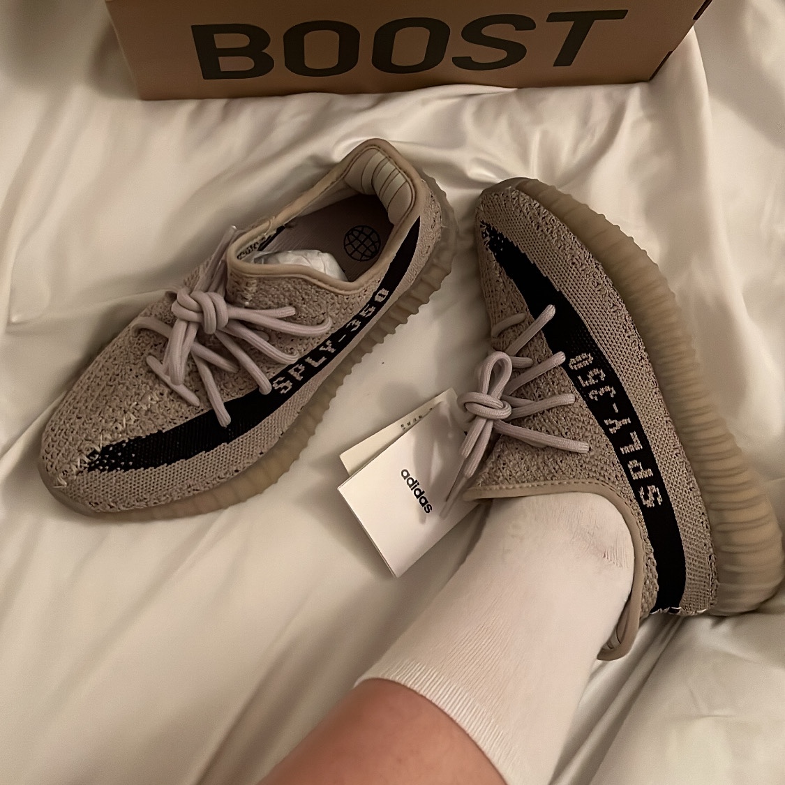 Adidas Yeezy Boost 350 V2 Slate Core Black 2022/2023 착용 스타일 - 2
